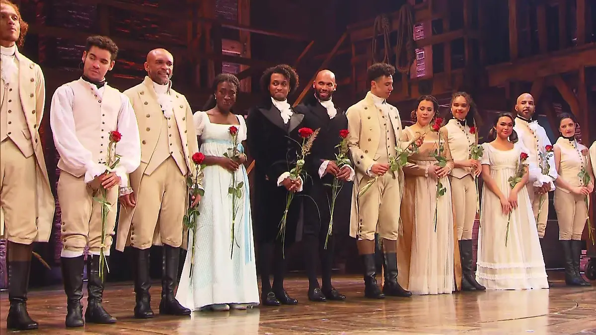 Nach der erfolgreichen Premiere bekommen alle Darstellerinnen und Darsteller eine Rose.