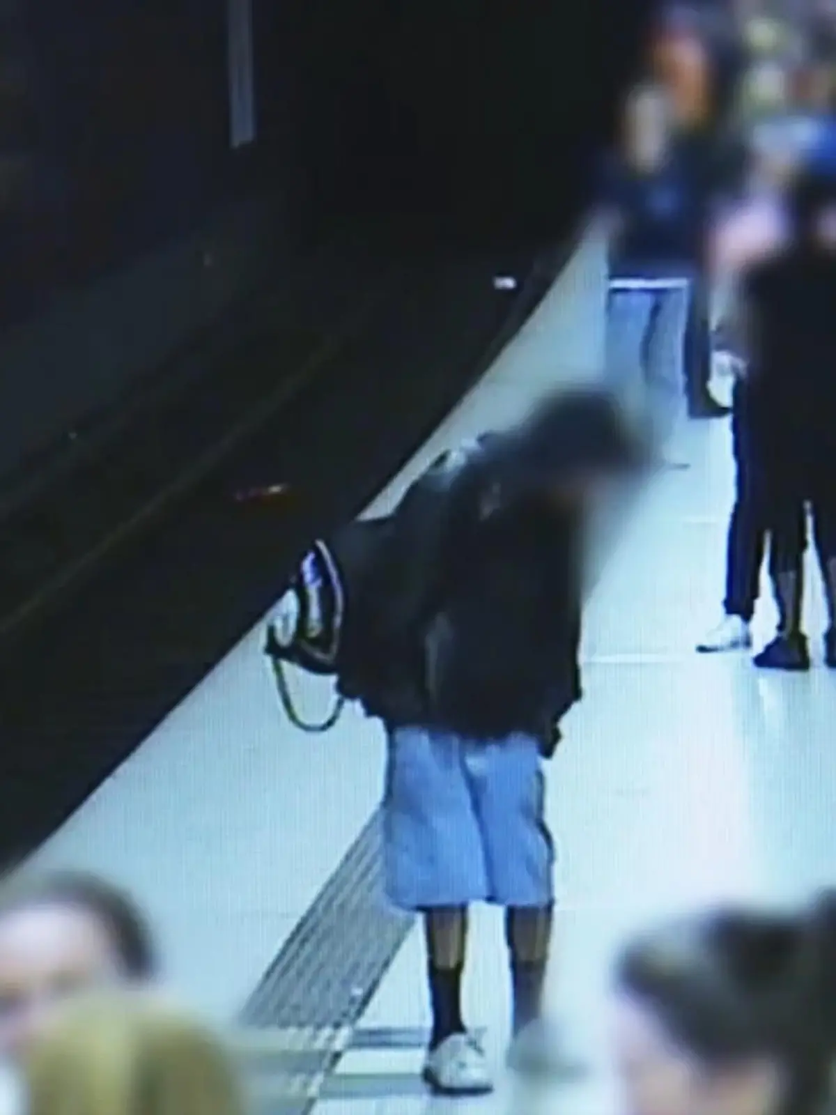 Er ist der Held des Tages! Als in der Hamburger S-Bahn-Station Reeperbahn plötzlich ein Mann auf die Gleise stürzt, zögert der 18-jährige Shiwam nicht lange und springt hinterher - und wird zum Helden. Wie dramatisch dieser Moment war, zeigen Aufnahmen einer Überwachungskamera.