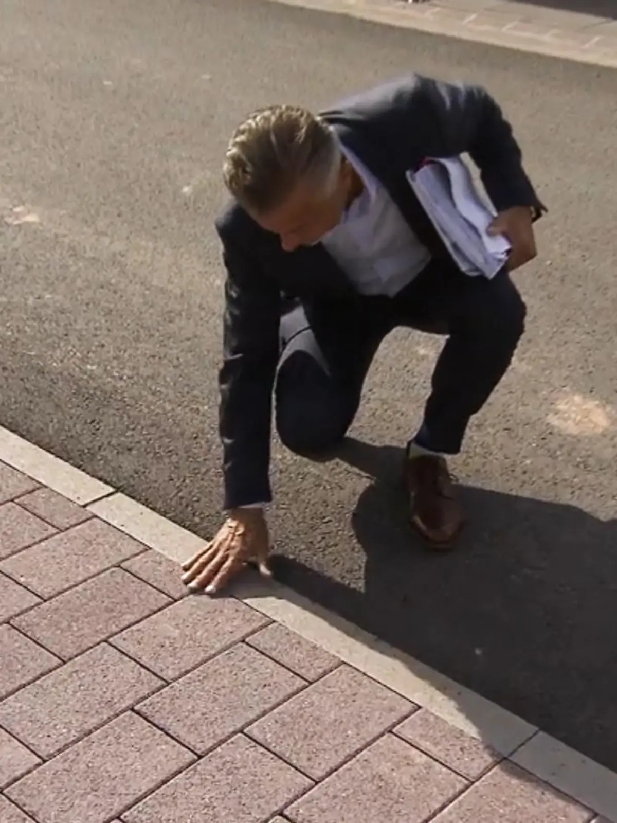 Eine saubere, frisch gebaute Straße. Ohne Schlaglöcher oder Stolperfallen. Darüber könnte man sich eigentlich freuen. Nicht aber im rheinland-pfälzischen Nittel. Denn da sorgt der neu gebaute Bordstein für ordentlich Ärger. Aber nicht die Anwohner regen sich auf, sondern der Bürgermeister. Denn: Bestellt war der in Rot, nicht in Grau. Und weil das scheinbar den beiden streitenden Parteien zu bunt wird, liegt der Streit nun vor Gericht - und wir fragen uns: Gibt es in Nittel keine anderen Probleme? Die ganze Geschichte erzählen Ihnen Romy Schiemann und Yasemin Yavuz im Video.