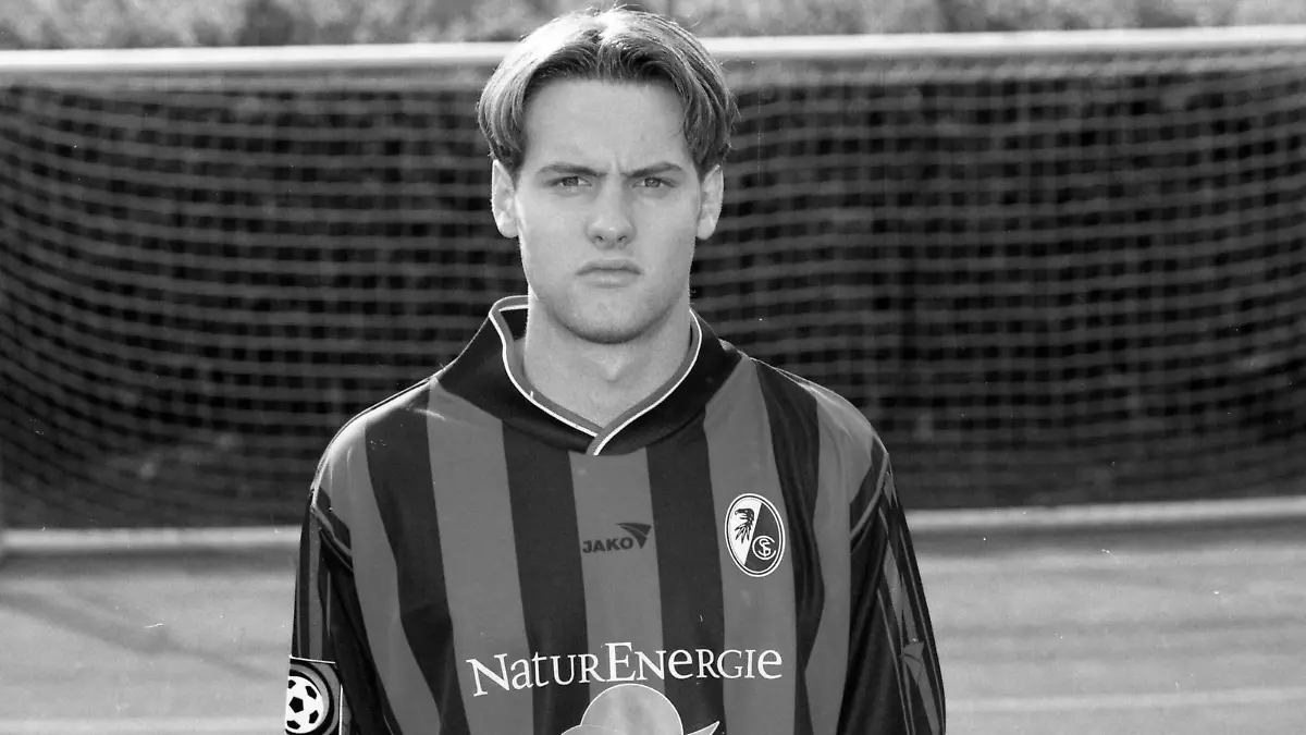 06.07.01 SC Freiburg Fototermin 2001/2002 Deutschland, Freiburg, 06.07.2001, Fussball, Bundesliga, Saison 2000/2001, SC Freiburg Fototermin 2001/2002: Jan Männer. *** 06 07 01 SC Freiburg photo session 2001 2002 Germany, Freiburg, 06 07 2001, football, Bundesliga, season 2000 2001, SC Freiburg photo session 2001 2002 Jan men