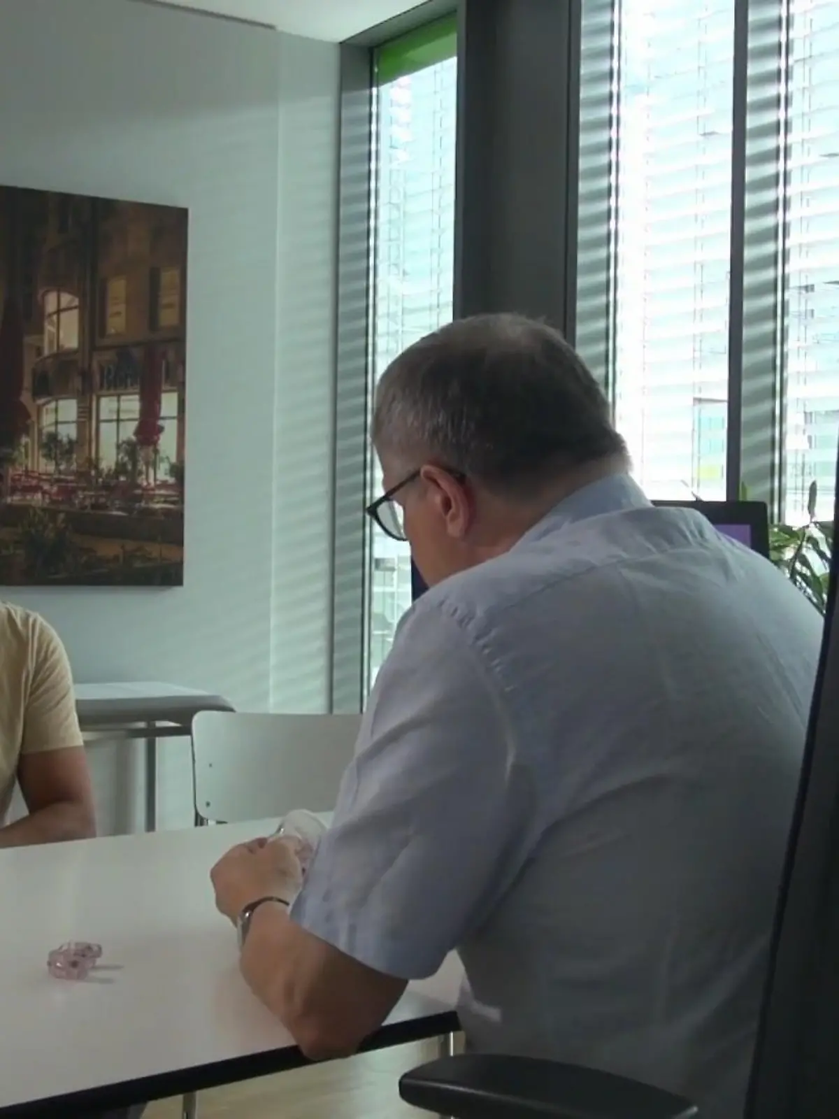 Seit Jahren schnarcht RTL-Reporter Emrah Elden. Auch unter Schlafapnoe leidet er. Doch damit soll jetzt schluss sein - dank einer Anti-Schnarch-OP. Bringt sie die langfristige Lösung?