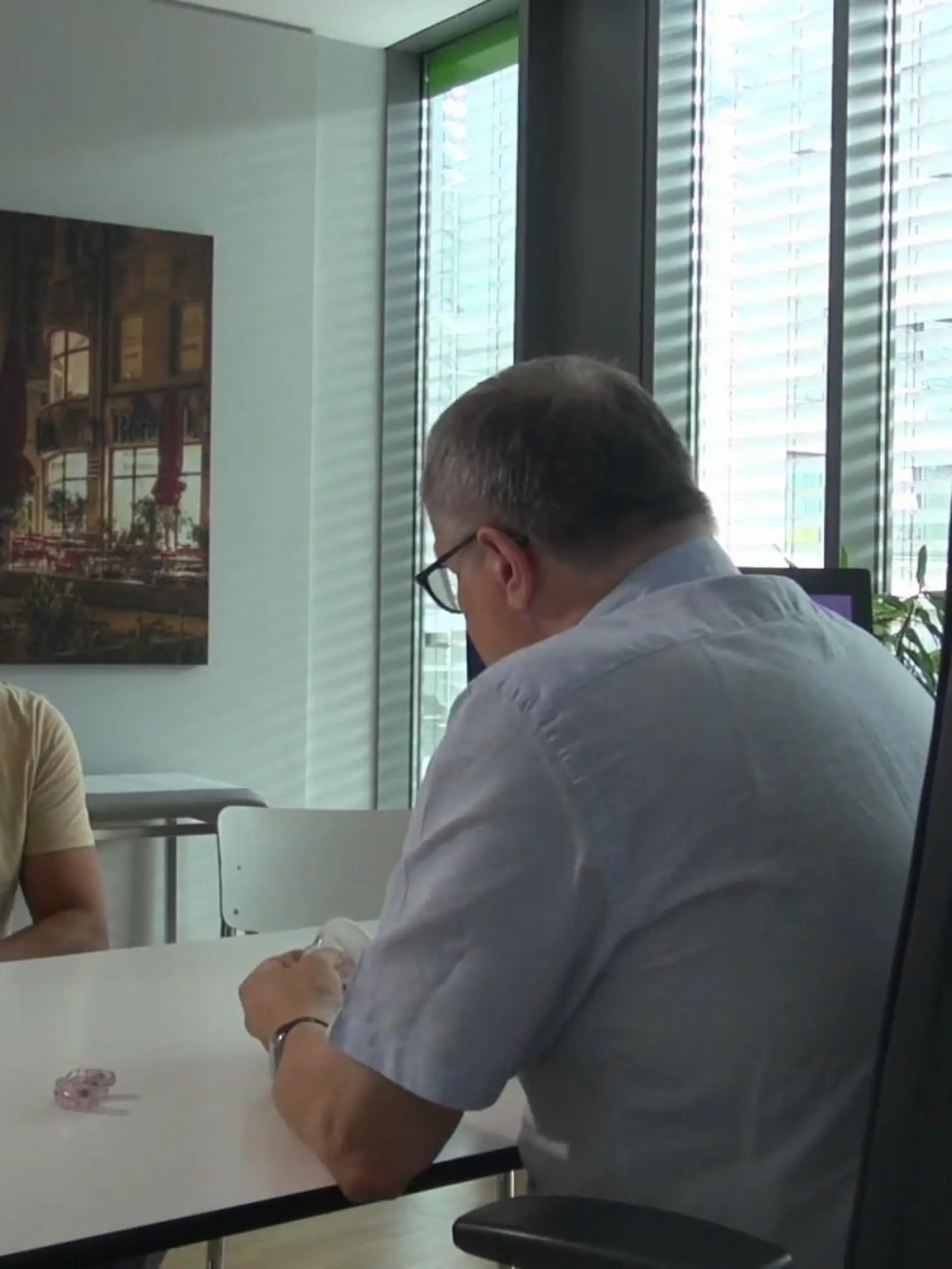 Seit Jahren schnarcht RTL-Reporter Emrah Elden. Auch unter Schlafapnoe leidet er. Doch damit soll jetzt schluss sein - dank einer Anti-Schnarch-OP. Bringt sie die langfristige Lösung?