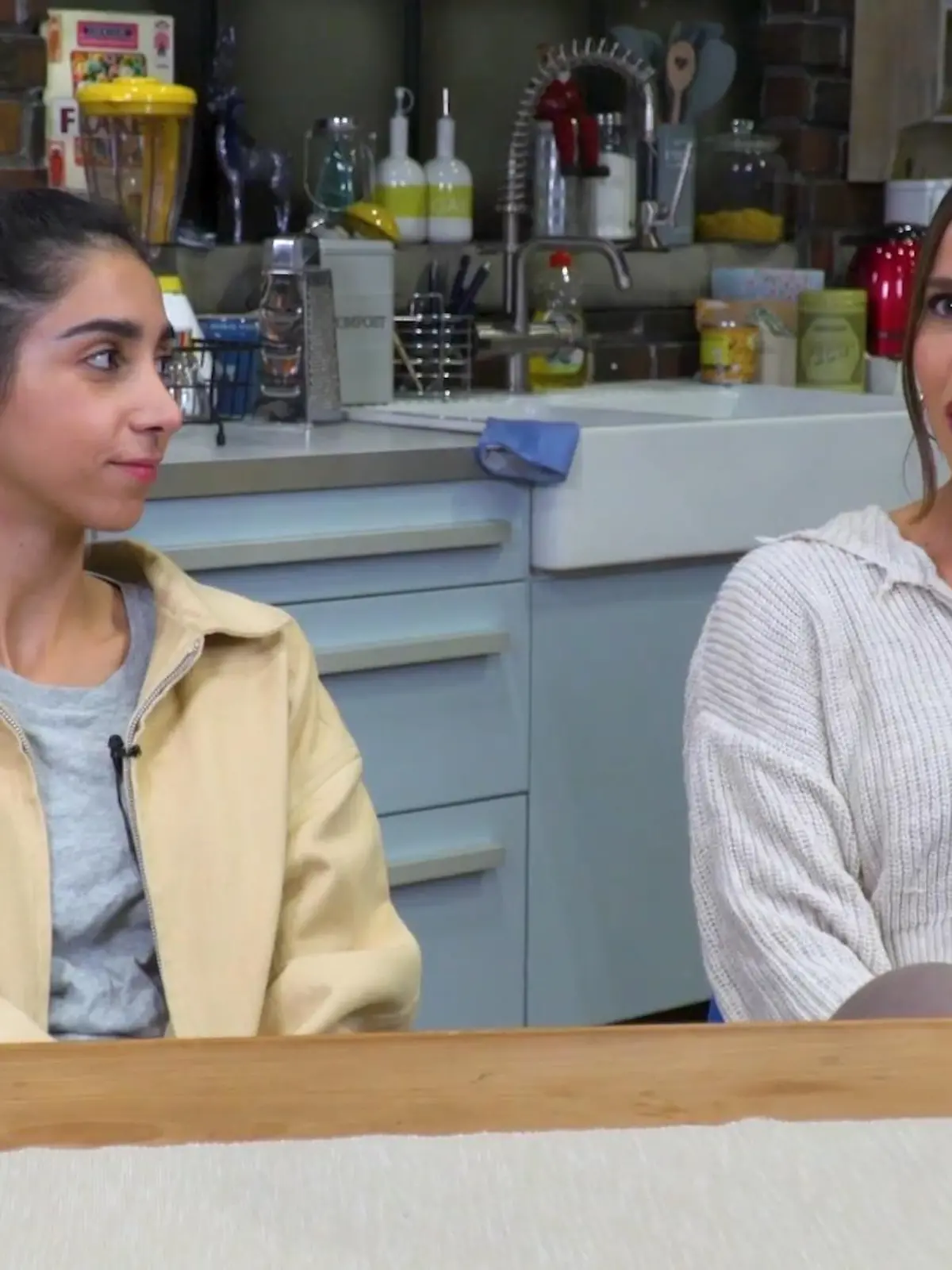 Bei „Alles was zählt“ stellt sich aktuell die Frage, ob Chiara (Alexandra Fonsatti) und Leyla (Suri Abbassi) eher Freunde oder doch mehr Feinde sind? Schließlich sind beide Frauen als Eiskunstläuferinnen aktiv und könnten auch vom Charakter her wohl unterschiedlicher nicht sein. Was hat das zu bedeuten? Kommt es zwischen den Ladys jetzt zum Konkurrenzkampf, oder ist alles nur halb so wild? Dazu verraten die beiden AWZ-Stars mehr im Video.