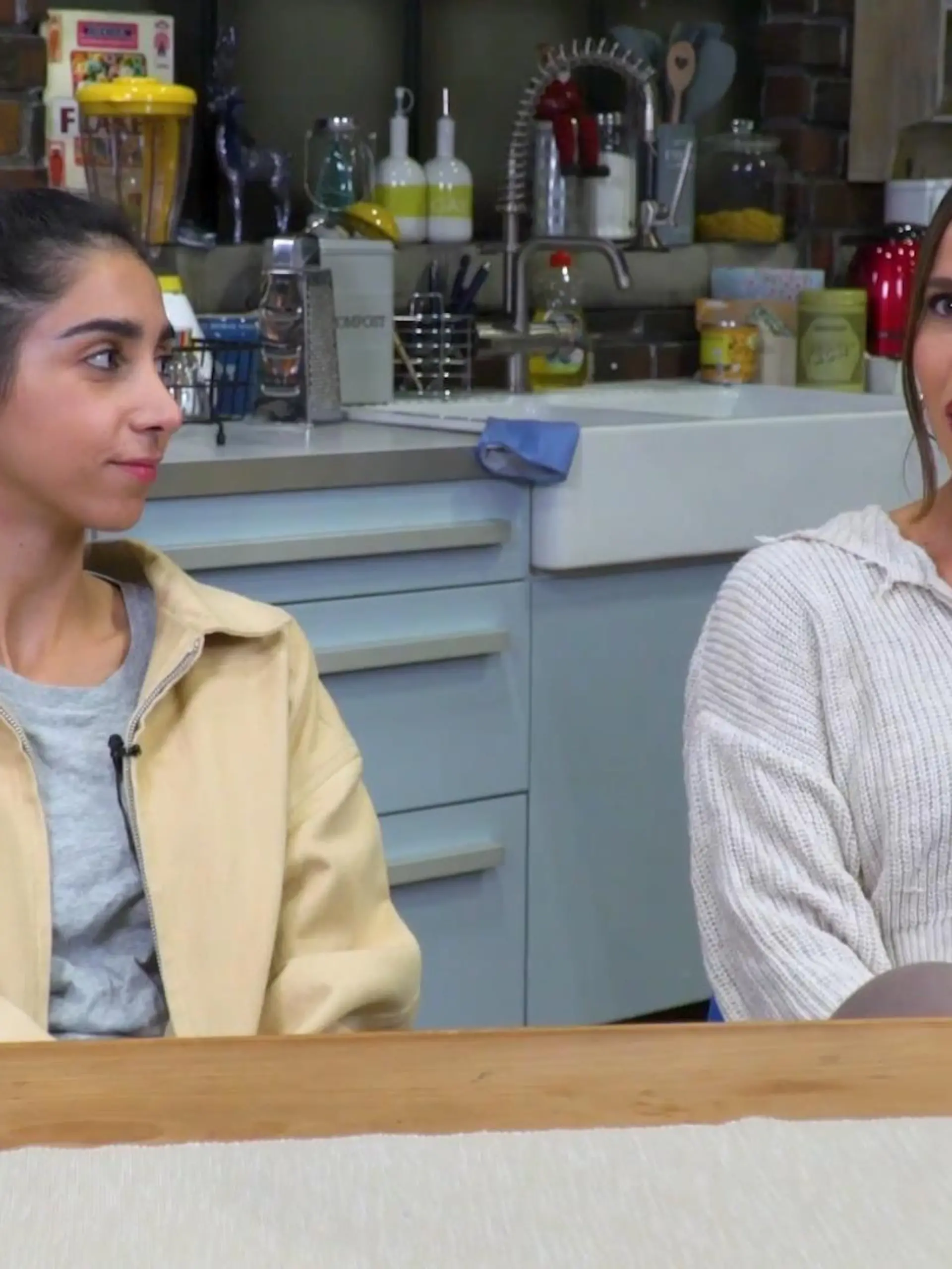 Bei „Alles was zählt“ stellt sich aktuell die Frage, ob Chiara (Alexandra Fonsatti) und Leyla (Suri Abbassi) eher Freunde oder doch mehr Feinde sind? Schließlich sind beide Frauen als Eiskunstläuferinnen aktiv und könnten auch vom Charakter her wohl unterschiedlicher nicht sein. Was hat das zu bedeuten? Kommt es zwischen den Ladys jetzt zum Konkurrenzkampf, oder ist alles nur halb so wild? Dazu verraten die beiden AWZ-Stars mehr im Video.