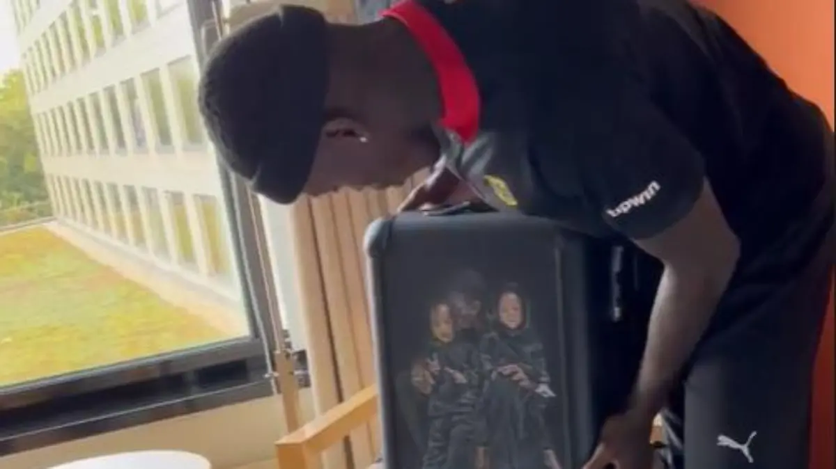 Dennis Schröder packt voller Freude das Geburtstags-Geschenk seiner Ellen aus.