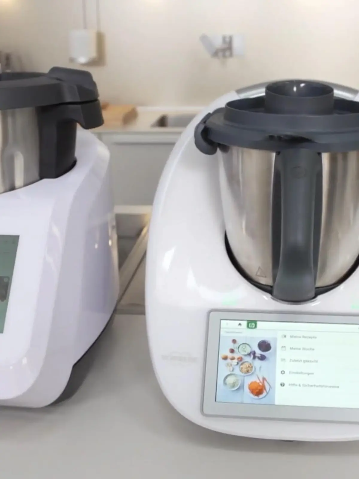 450 Euro gegen 1.400 Euro? Geht es nach dem Preis, fällt die Entscheidung, welche Küchenmaschine man wählt, leicht. Doch was kann die günstige Thermomix-Variante im Vergleich zum Original?