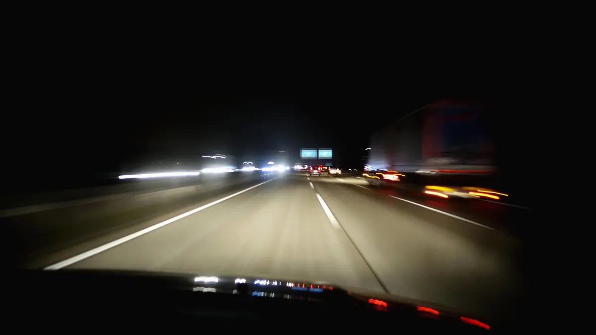  Driving at night on Autobahn PUBLICATIONxINxGERxSUIxAUTxHUNxONLY NDF000515