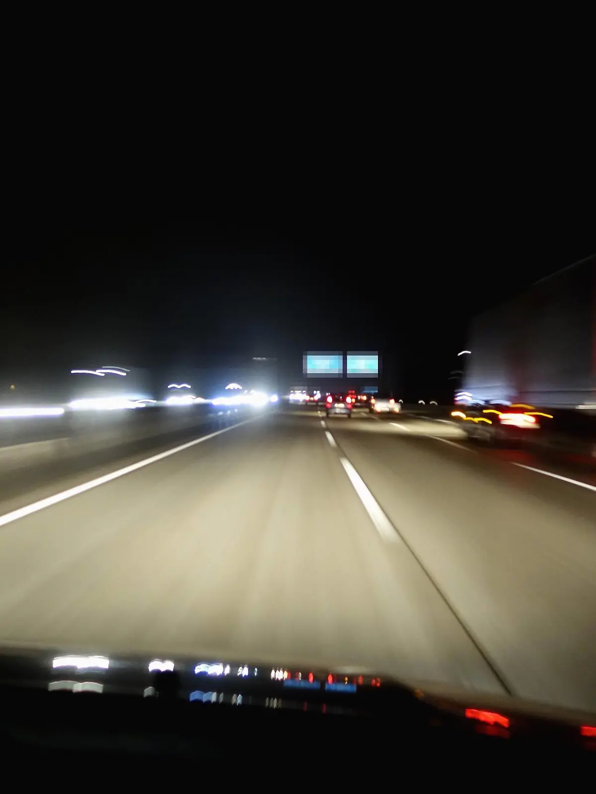  Driving at night on Autobahn PUBLICATIONxINxGERxSUIxAUTxHUNxONLY NDF000515