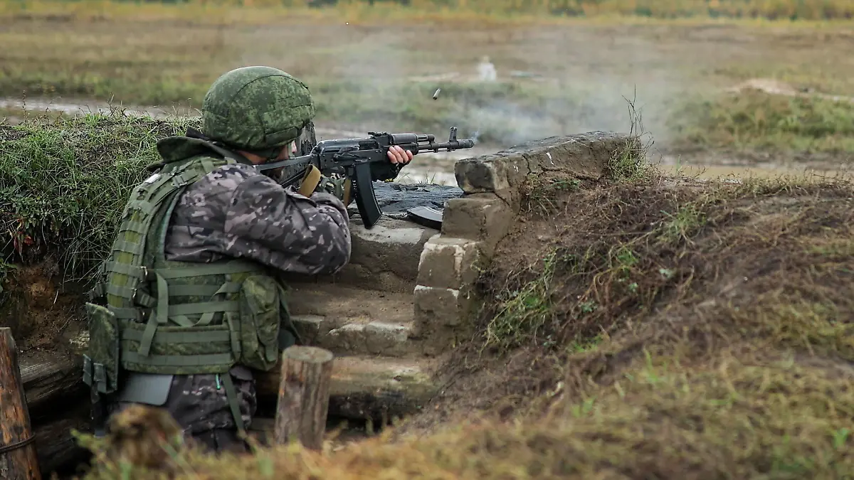 VLADIMIR REGION, RUSSIA  OCTOBER 5, 2022: A mobilised Russian Army reservist is seen during a training session on a military training ground of the Western Military District. During joint combat training, mobilised reservists learn how to use military hardware and weapons, undergo firearms training involving standard weapons. Russian President Putin announced partial military mobilisation in Russia on 21 September 2022. Mikhail Tereshchenko/TASS PUBLICATIONxINxGERxAUTxONLY TS1451C1 