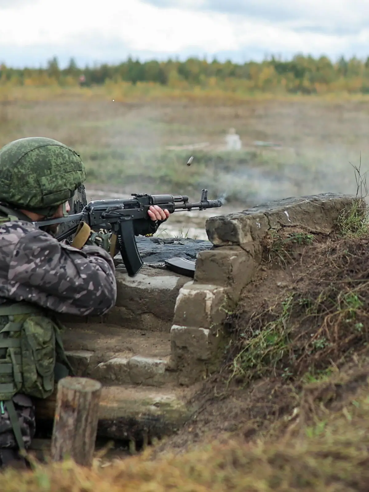 VLADIMIR REGION, RUSSIA  OCTOBER 5, 2022: A mobilised Russian Army reservist is seen during a training session on a military training ground of the Western Military District. During joint combat training, mobilised reservists learn how to use military hardware and weapons, undergo firearms training involving standard weapons. Russian President Putin announced partial military mobilisation in Russia on 21 September 2022. Mikhail Tereshchenko/TASS PUBLICATIONxINxGERxAUTxONLY TS1451C1 