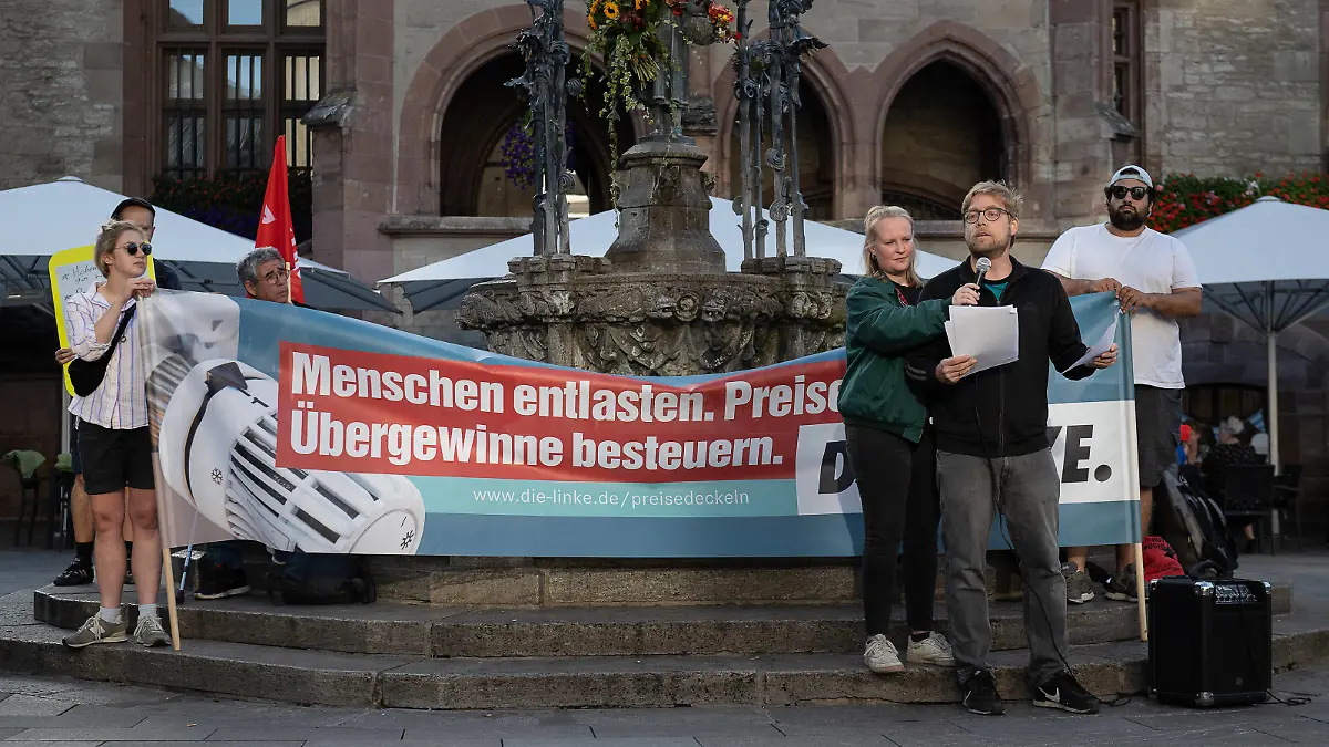 Sozialprotest in Göttingen 12.09.2022, Göttingen: Mahnwache unter dem Motto Zusammen gegen Preisexplosion & Gasumlage. Für eine gerechte Politik der Partei die LINKE Göttingen/Osterode auf dem Marktplatz am Gänseliesel vor den Alten Rathaus. Göttingen Niedersachsen Deutschland *** Social protest in Göttingen 12 09 2022, Göttingen vigil under the motto Together against price explosion gas levy For a just policy of the party the LEFT Göttingen Osterode on the market square at the Gänseliesel in front of the Old Town Hall Göttingen Lower Saxony Germany