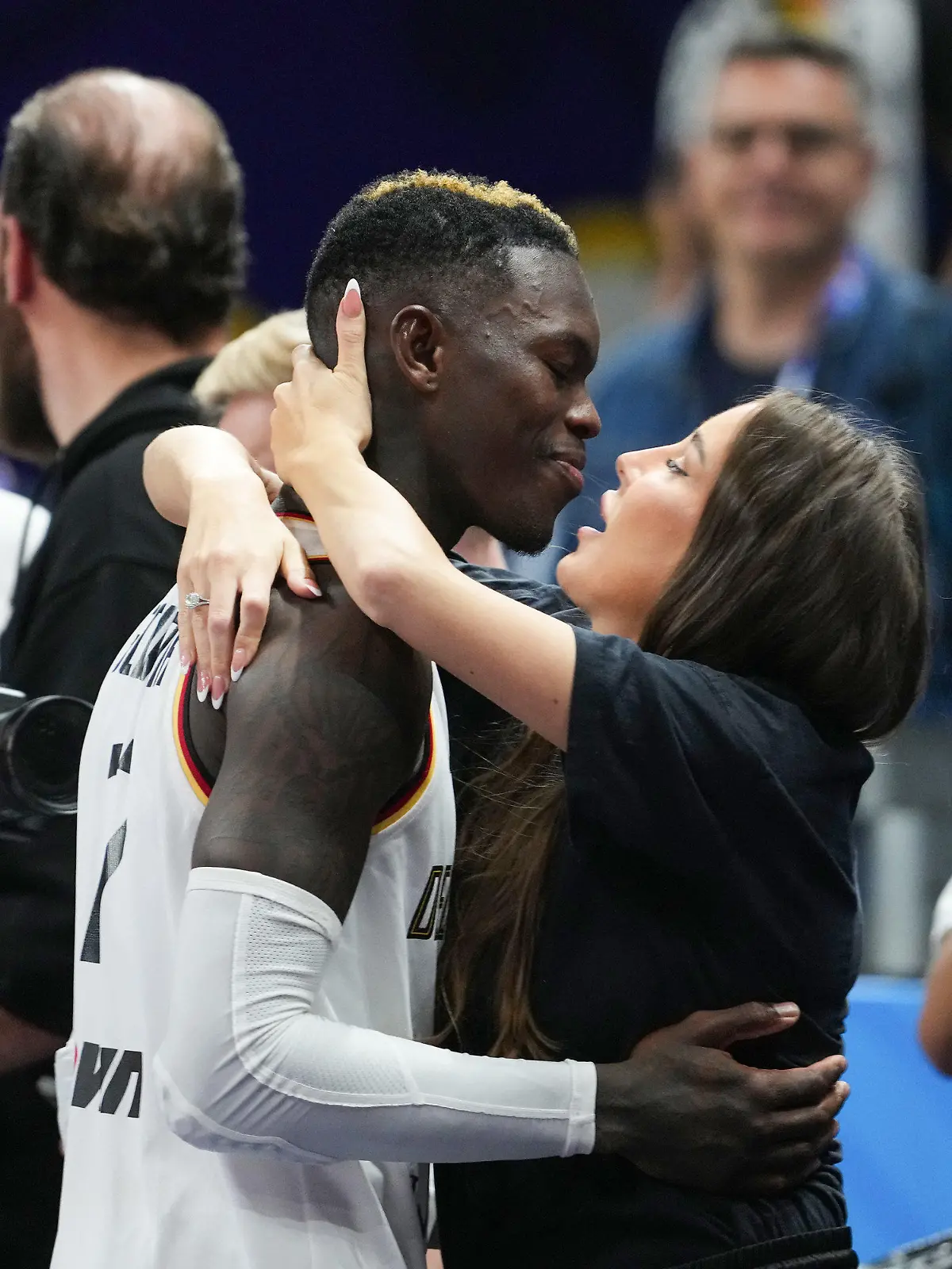 13.09.2022, Berlin: Basketball: EM, Deutschland - Griechenland, K.o.-Runde, Viertelfinale, Mercedes-Benz Arena, Dennis Schröder (Deutschland) küsst nach dem Spiel seine Ehefrau Ellen Ziolo. Foto: Soeren Stache/dpa +++ dpa-Bildfunk +++