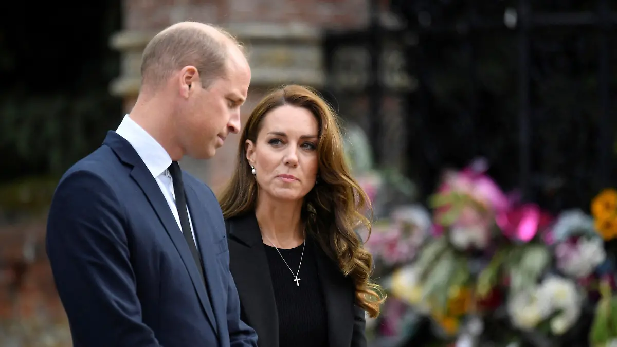15.09.2022, Großbritannien, Norfolk: Prinz William (r), Prinz von Wales, und Kate, Prinzessin von Wales, betrachten die Blumen, die nach dem Tod von Königin Elizabeth II. von der Öffentlichkeit vor den Toren von Sandringham House niedergelegt wurden. Die britische Königin Elizabeth II. ist am 08.09.2022 im Alter von 96 Jahren gestorben. Foto: Toby Melville/Pool Reuters/AP/dpa +++ dpa-Bildfunk +++