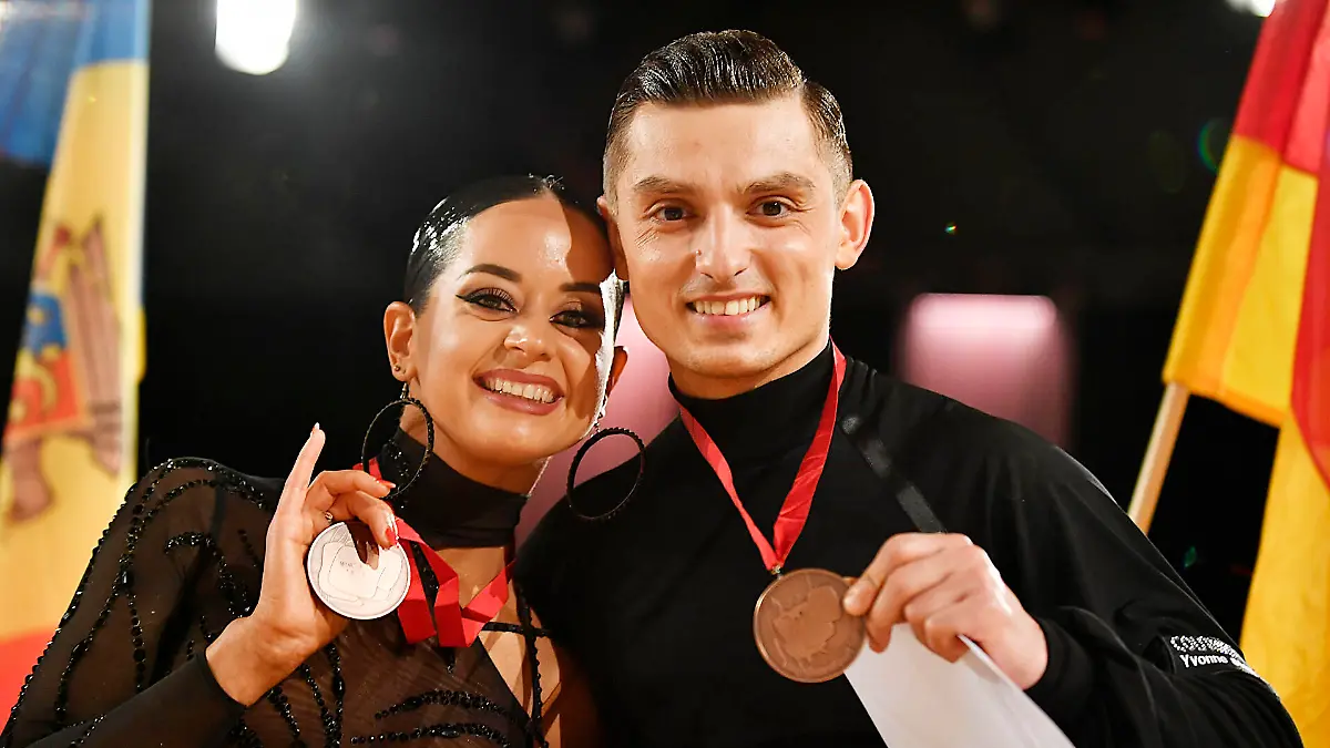  Tanz-Weltmeisterschaft Latein und Showdance Standard 2022 in Leipzig - WDSF PD World Championships 15.10.2022 Mailka Dzumaev li. und Zsolt Sandor Cseke re. zeigen ihre Bronze-Medaillen in der Disziplin Latein bei der Tanz-WM in Leipzig 15.10.2022. Dzumaev und Cseke belegen Rang drei bei der Latein-WM, holen bei ihrer WM-Premiere bei den Profis gleich Bronze. Leipzig Sachsen Deutschland Leipziger Messegelände - Neue Messe Leizig *** World Dance Championships Latin and Showdance Standard 2022 in Leipzig WDSF PD World Championships 15 10 2022 Mailka Dzumaev li and Zsolt Sandor Cseke r show their bronze medals in the discipline Latin at the Dance World Championships in Leipzig 15 10 2022 Dzumaev and Cseke take third place at the Latin World Championships, win bronze at their World Championships premiere among the professionals Leipzig Saxony Germany Leipziger Messegelände Neue Messe Leizig