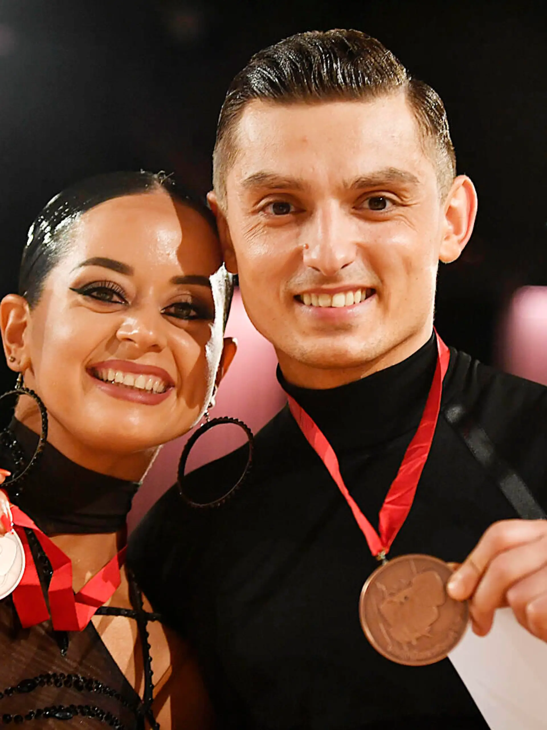  Tanz-Weltmeisterschaft Latein und Showdance Standard 2022 in Leipzig - WDSF PD World Championships 15.10.2022 Mailka Dzumaev li. und Zsolt Sandor Cseke re. zeigen ihre Bronze-Medaillen in der Disziplin Latein bei der Tanz-WM in Leipzig 15.10.2022. Dzumaev und Cseke belegen Rang drei bei der Latein-WM, holen bei ihrer WM-Premiere bei den Profis gleich Bronze. Leipzig Sachsen Deutschland Leipziger Messegelände - Neue Messe Leizig *** World Dance Championships Latin and Showdance Standard 2022 in Leipzig WDSF PD World Championships 15 10 2022 Mailka Dzumaev li and Zsolt Sandor Cseke r show their bronze medals in the discipline Latin at the Dance World Championships in Leipzig 15 10 2022 Dzumaev and Cseke take third place at the Latin World Championships, win bronze at their World Championships premiere among the professionals Leipzig Saxony Germany Leipziger Messegelände Neue Messe Leizig