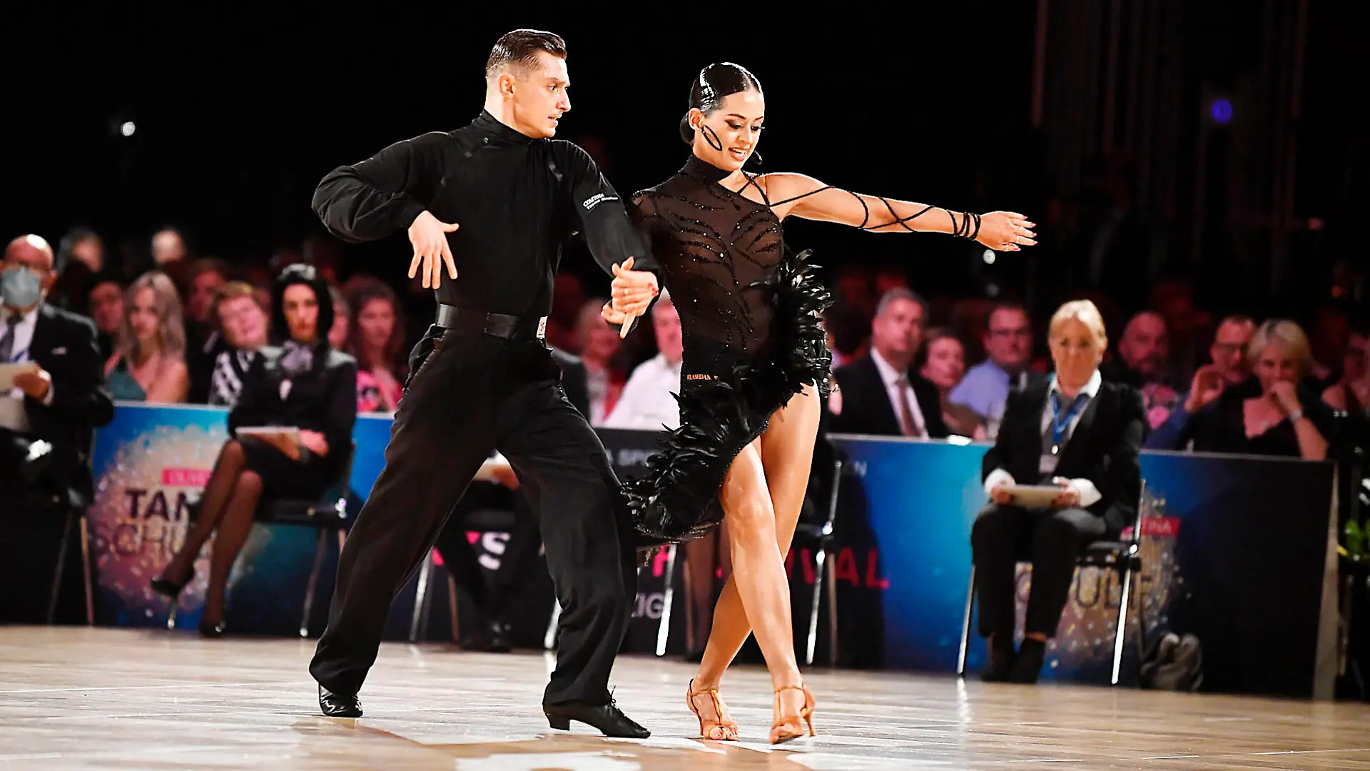 Tanz-Weltmeisterschaft Latein und Showdance Standard 2022 in Leipzig - WDSF PD World Championships 15.10.2022 Mailka Dzumaev re. und Zsolt Sandor Cseke li. bei einem Tanz in der Disziplin Latein bei der Tanz-WM in Leipzig 15.10.2022. Dzumaev und Cseke belegen Rang drei bei der Latein-WM, holen bei ihrer WM-Premiere bei den Profis gleich Bronze. Leipzig Sachsen Deutschland Leipziger Messegelände - Neue Messe Leizig *** World Dance Championships Latin and Showdance Standard 2022 in Leipzig WDSF PD World Championships 15 10 2022 Mailka Dzumaev r and Zsolt Sandor Cseke l during a dance in the discipline Latin at the Dance World Championships in Leipzig 15 10 2022 Dzumaev and Cseke take third place at the Latin World Championships, win bronze at their World Championships premiere among the professionals Leipzig Saxony Germany Leipzig Fairgrounds Neue Messe Leizig 