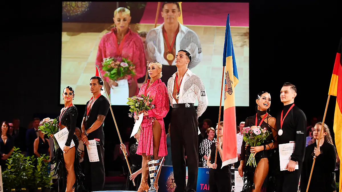  Tanz-Weltmeisterschaft Latein und Showdance Standard 2022 in Leipzig - WDSF PD World Championships 15.10.2022 Das Siegerpodest der Disziplin Latein mit den Weltmeistern Anna Matus Mitte links und Gabriela Goffrede Mitte rechts Republik Moldau sowie Andrea Silvestri / Martina Varadi li Ungarn und Zsolt Sandor Cseke / Malika Dzumaev re. Deutschland bei der Tanz-WM in Leipzig 15.10.2022. Leipzig Sachsen Deutschland Leipziger Messegelände - Neue Messe Leizig *** Dance World Championships Latin and Showdance Standard 2022 in Leipzig WDSF PD World Championships 15 10 2022 The podium of the discipline Latin with the world champions Anna Matus center left and Gabriela Goffrede center right Republic of Moldova as well as Andrea Silvestri Martina Varadi li Hungary and Zsolt Sandor Cseke Malika Dzumaev r Germany at the Dance World Championships in Leipzig 15 10 2022 Leipzig Saxony Germany Leipziger Messegelände Neue Messe Leizig