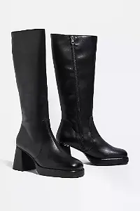 Kniehohe Stiefel mit Blockabsatz