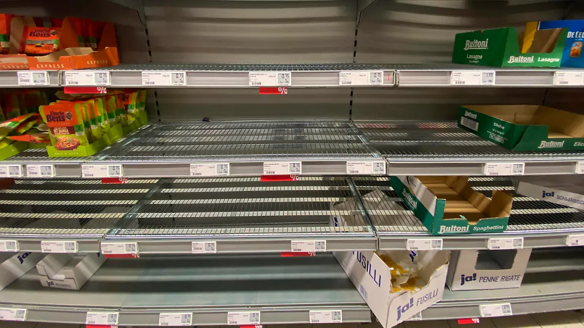  Leeres Nudelregal im Supermarkt, Stuttgart, Baden-Württemberg, Deutschland Leeres Nudelregal im Supermarkt, Stuttgart, Baden-Württemberg, Deutschland *** Empty pasta shelf in the supermarket, Stuttgart, Baden Württemberg, Germany Empty pasta shelf in the supermarket, Stuttgart, Baden Württemberg, Germany