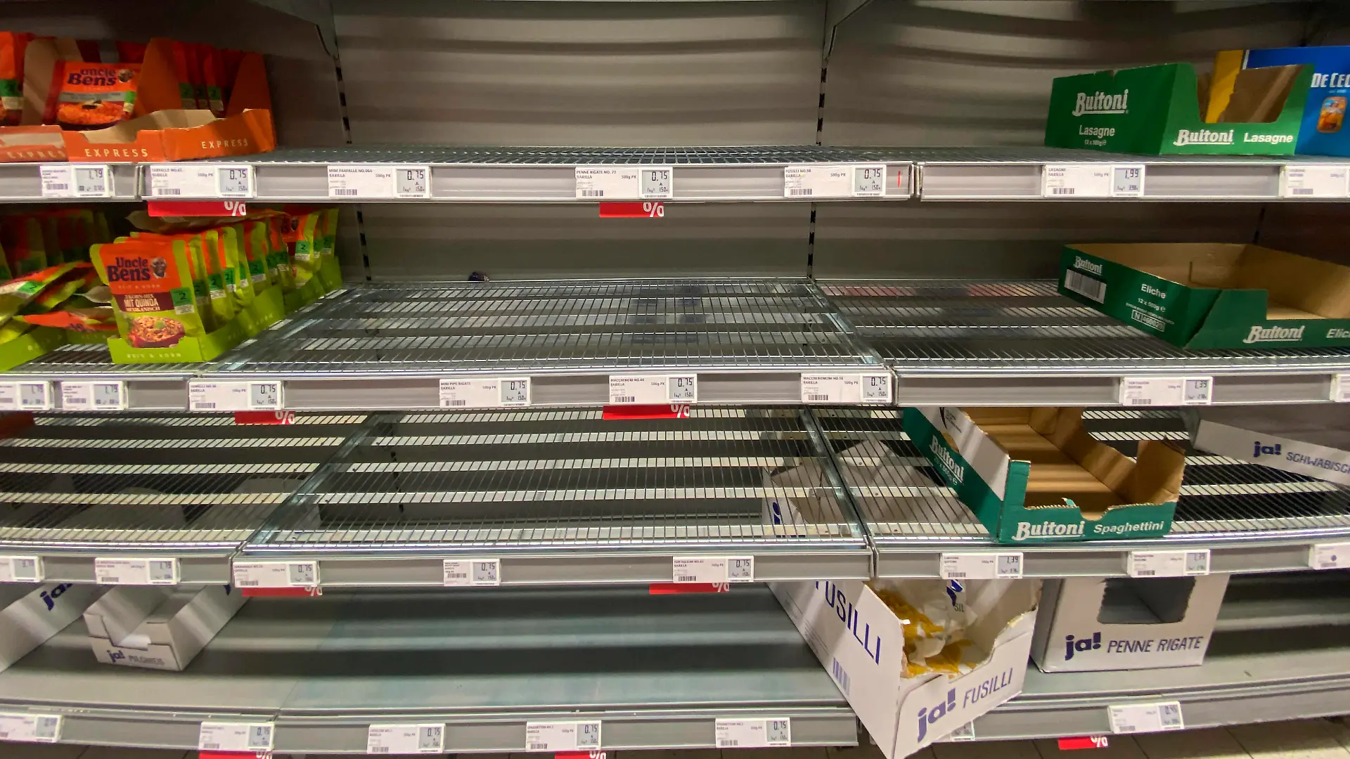 Leeres Nudelregal im Supermarkt, Stuttgart, Baden-Württemberg, Deutschland Leeres Nudelregal im Supermarkt, Stuttgart, Baden-Württemberg, Deutschland *** Empty pasta shelf in the supermarket, Stuttgart, Baden Württemberg, Germany Empty pasta shelf in the supermarket, Stuttgart, Baden Württemberg, Germany