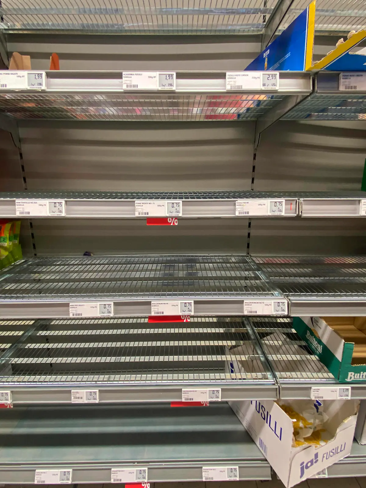  Leeres Nudelregal im Supermarkt, Stuttgart, Baden-Württemberg, Deutschland Leeres Nudelregal im Supermarkt, Stuttgart, Baden-Württemberg, Deutschland *** Empty pasta shelf in the supermarket, Stuttgart, Baden Württemberg, Germany Empty pasta shelf in the supermarket, Stuttgart, Baden Württemberg, Germany