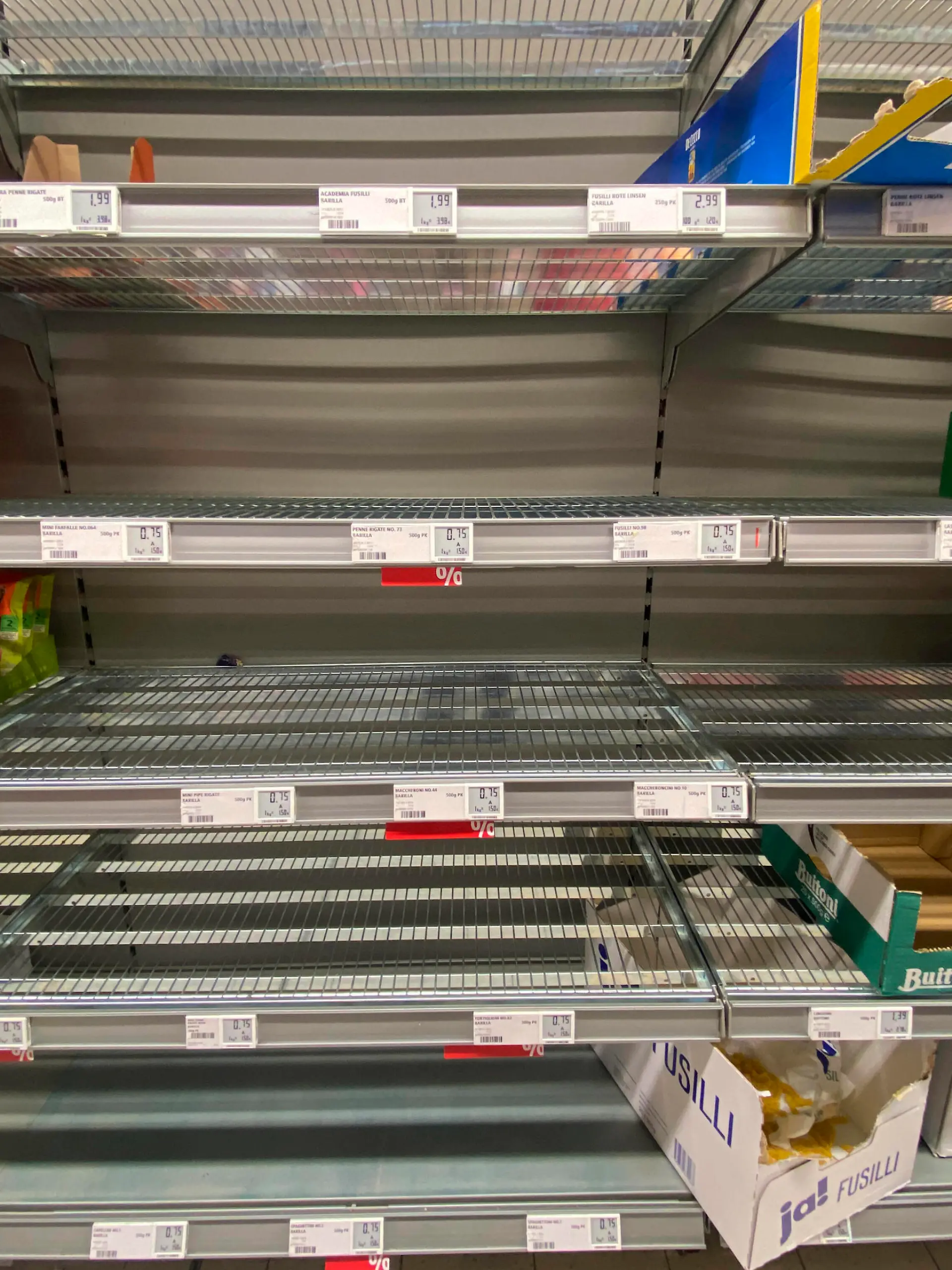  Leeres Nudelregal im Supermarkt, Stuttgart, Baden-Württemberg, Deutschland Leeres Nudelregal im Supermarkt, Stuttgart, Baden-Württemberg, Deutschland *** Empty pasta shelf in the supermarket, Stuttgart, Baden Württemberg, Germany Empty pasta shelf in the supermarket, Stuttgart, Baden Württemberg, Germany