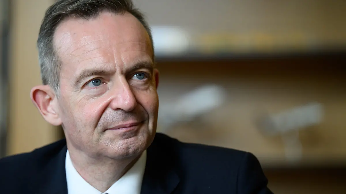 31.08.2022, Berlin: Volker Wissing (FDP), Bundesminister für Verkehr und Digitales, äußert sich in einem Interview mit der Deutschen Presse-Agentur dpa in seinem Büro im Bundesministerium für Verkehr und Digitales zur Reform des öffentlichen Personennahverkehrs (ÖPNV) und zu möglichen Nachfolgemodellen des 9-Euro-Tickets. Foto: Bernd von Jutrczenka/dpa +++ dpa-Bildfunk +++