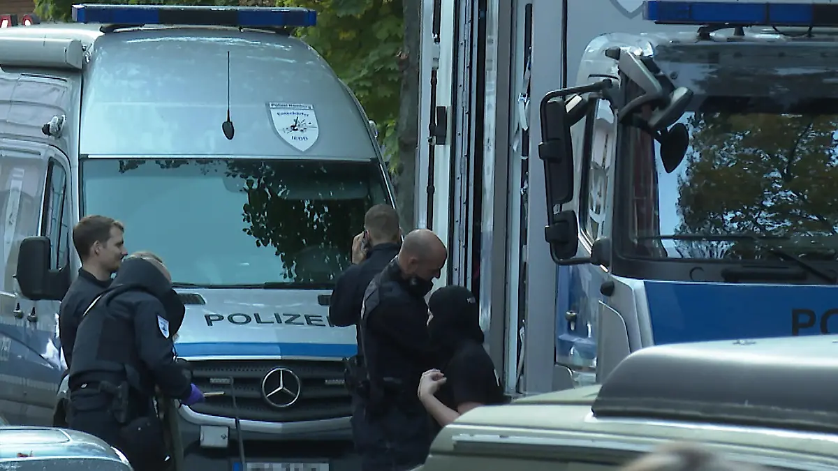 19.10.2022, Hamburg: Polizisten eines Entschärfungskommandos stehen vor ihrem Einsatzfahrzeug. Sie haben die Wohnung eines 32-Jährigen durchsucht, der Chemikalien bei einem Online-Marktplatz erworben haben soll. Der Verdacht, diese wären zur Herstellung von gefährlichem Nitroglycerin geeignet, habe sich aber bislang nicht bestätigt, sagte ein Polizeisprecher am Abend. Foto: Steven Hutchings/fdpa/dpa +++ dpa-Bildfunk +++