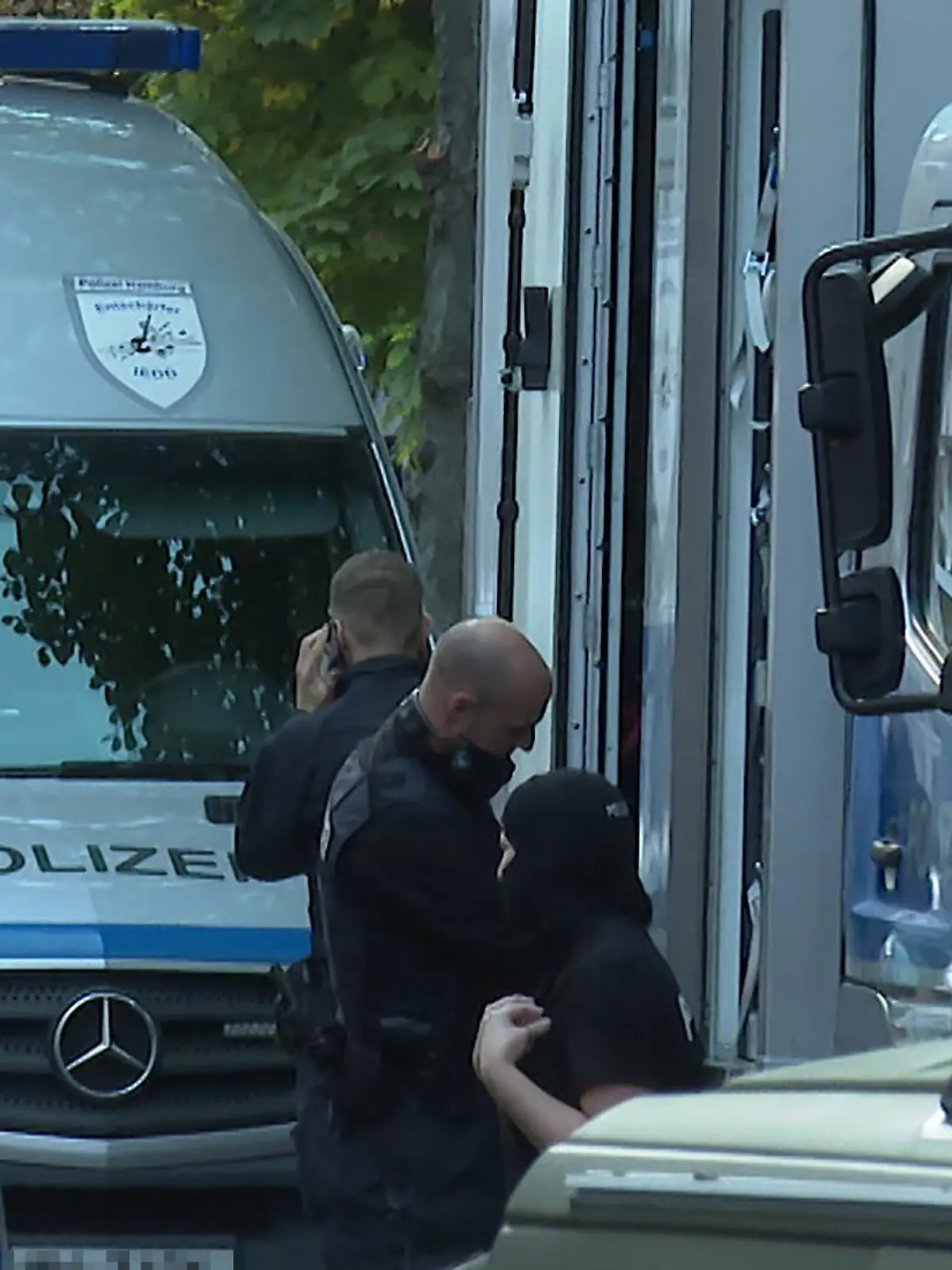 19.10.2022, Hamburg: Polizisten eines Entschärfungskommandos stehen vor ihrem Einsatzfahrzeug. Sie haben die Wohnung eines 32-Jährigen durchsucht, der Chemikalien bei einem Online-Marktplatz erworben haben soll. Der Verdacht, diese wären zur Herstellung von gefährlichem Nitroglycerin geeignet, habe sich aber bislang nicht bestätigt, sagte ein Polizeisprecher am Abend. Foto: Steven Hutchings/fdpa/dpa +++ dpa-Bildfunk +++