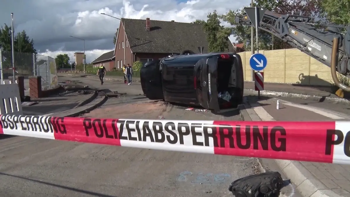 Die Frau überfährt mit ihrem VW Caddy einen Fußgänger