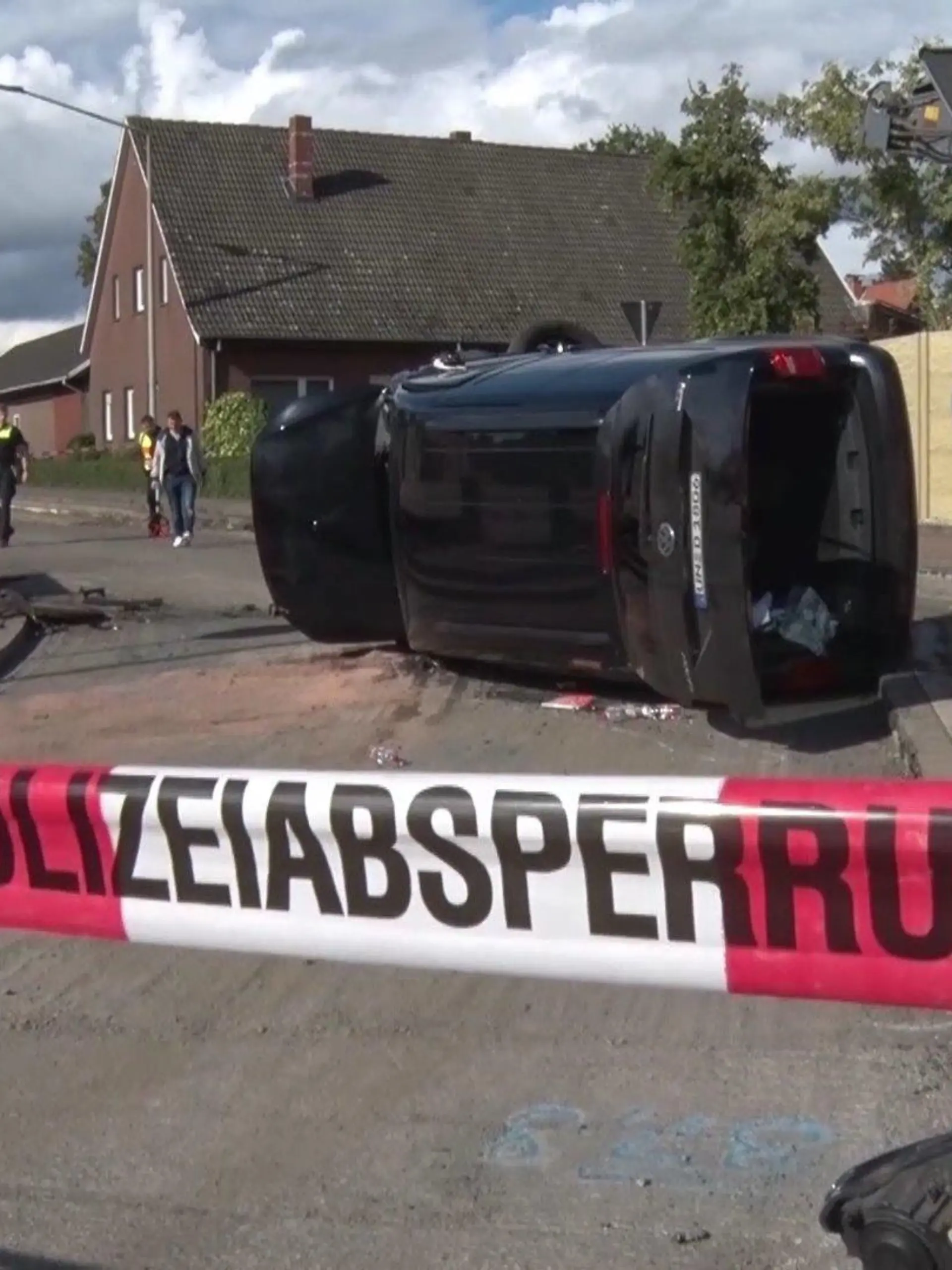 Die Frau überfährt mit ihrem VW Caddy einen Fußgänger