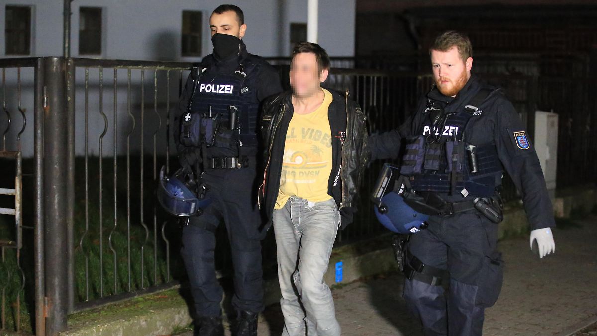 Ein Ex Polizist Hat Sein Haus Verloren Antwort Polizei-Großeinsatz in Thüringen: Mann will sein Haus in die Luft sprengen