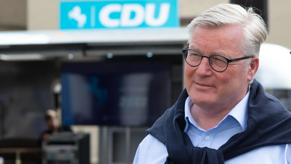 Melle, Deutschland 04. Mai 2022: Niedersachsens CDU-Chef Bernd Althusmann macht während seiner Marktplatz-Tour Station auf dem Markt in Melle im Landkreis Osnabrück. Im Bild: CDU-Chef Bernd Althusmann Landkreis Osnabrück Niedersachsen *** Melle, Germany 04 May 2022 Lower Saxonys CDU leader Bernd Althusmann makes a stop during his marketplace tour at the market in Melle in the district of Osnabrück In the picture CDU leader Bernd Althusmann district of Osnabrück Lower Saxony Copyright: xFotostandx/xGelhotx