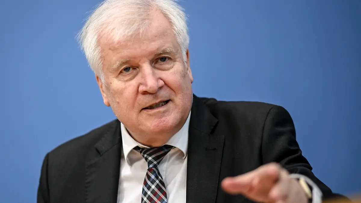 ARCHIV - 20.10.2021, Berlin: Horst Seehofer (CSU), Bundesinnenminister, spricht bei einer Pressekonferenz zum Thema Migration. (zu dpa: «Seehofer: Reformen nach Versagen beim NSU-Komplex fast alle umgesetzt») Foto: Britta Pedersen/dpa-Zentralbild/dpa +++ dpa-Bildfunk +++