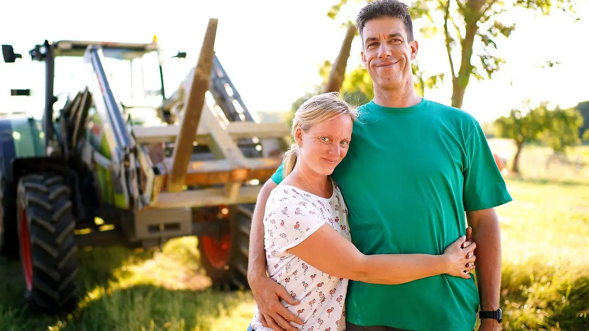 Ammenkuhhalter Jörg (49) aus Hessen und Patricia (40, Verwaltungsfachangestellte) während ihrer gemeinsamen Hofwoche.
+++ Die Verwendung des sendungsbezogenen Materials ist nur mit dem Hinweis und Verlinkung auf RTL+ gestattet. +++