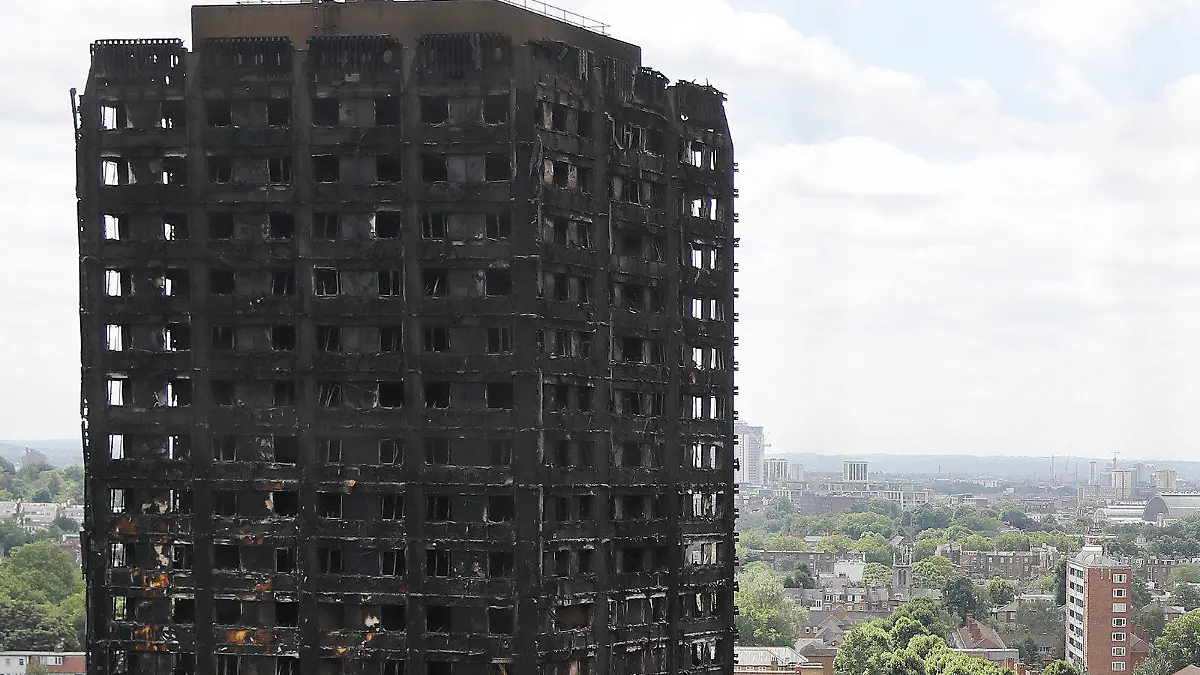 Der ausgebrannte Grenfell Tower in London (Großbritannien), aufgenommen am 23.06.2017. Bei einem Brand in dem Sozialbau im Stadtteil Kensington waren mindestens 79 Menschen ums Leben gekommen. Das Hochhaus war erst vor kurzem renoviert worden. Foto: Frank Augstein/AP/dpa +++(c) dpa - Bildfunk+++