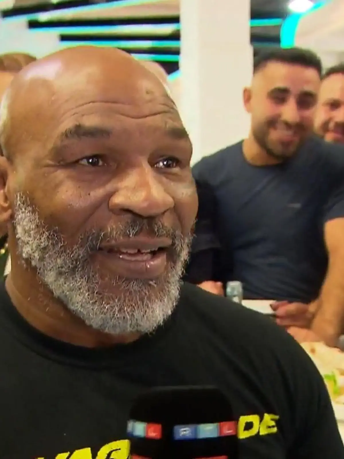 Bei Mike Tyson denkt wahrscheinlich fast jeder an den Kampf 1997: Der berüchtigte Box- Weltmeister beißt seinem Gegner ein Stück Ohr ab. Mittlerweile ist der US-Amerikaner 56 Jahre alt und handzahm geworden. Deshalb konnte RTL WEST sorgenfrei nach Dortmund gehen. Denn dort besuchte Tyson die Tabakmesse InterTabac.