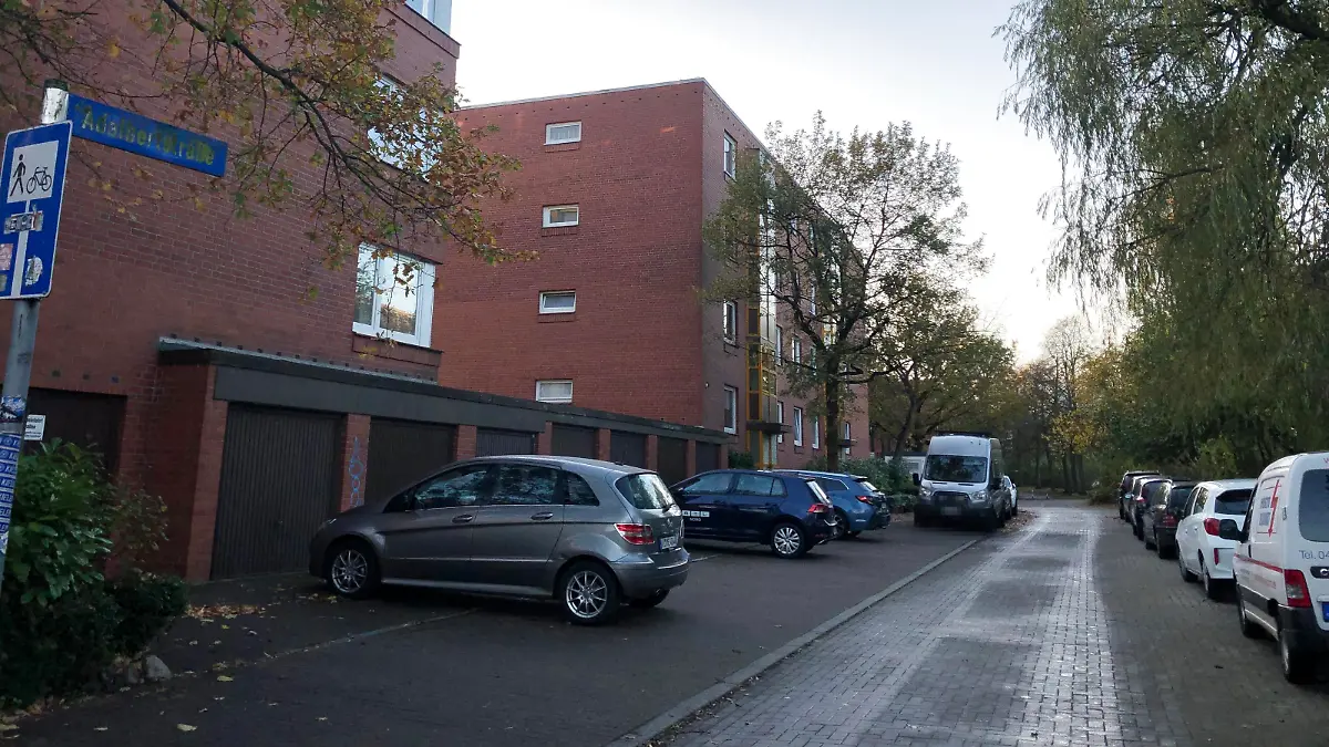 In der Adalbertstraße in Kiel hat ein Fußgänger die schwer verletzte 49-Jährige mitten in der Nacht gefunden.