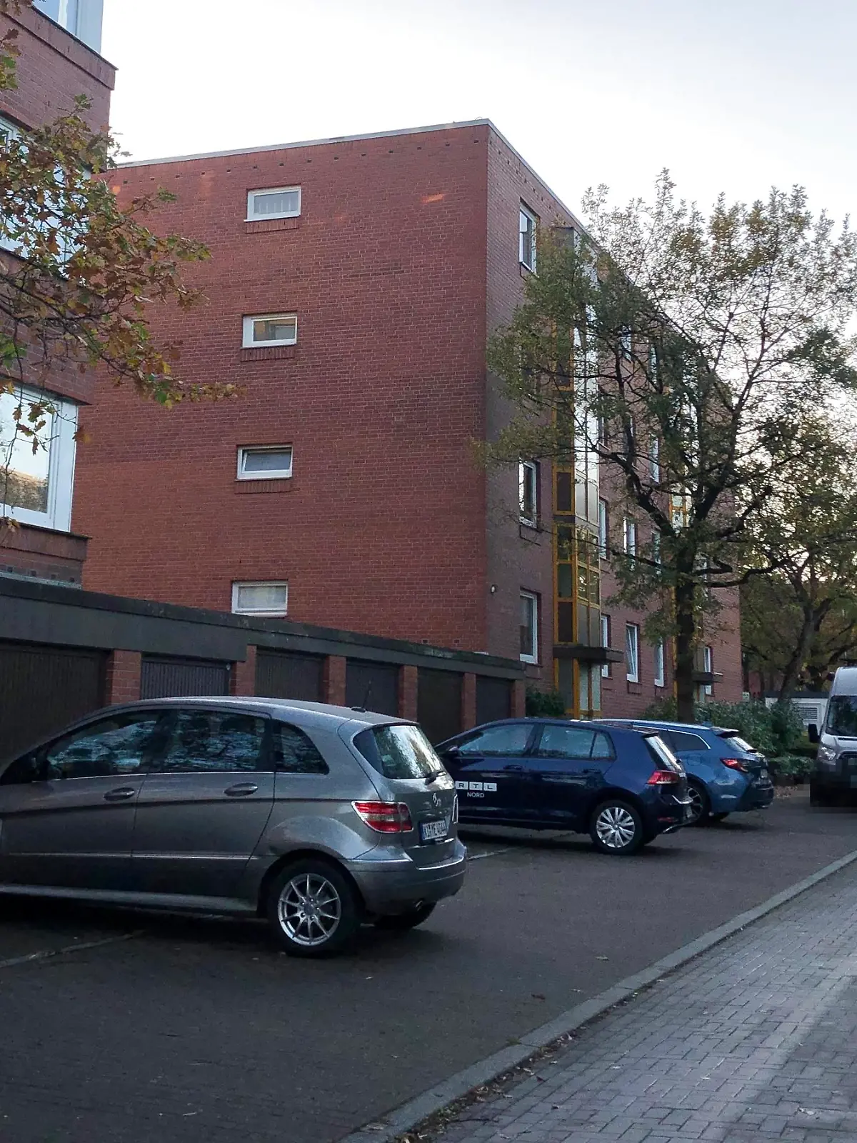 In der Adalbertstraße in Kiel hat ein Fußgänger die schwer verletzte 49-Jährige mitten in der Nacht gefunden.