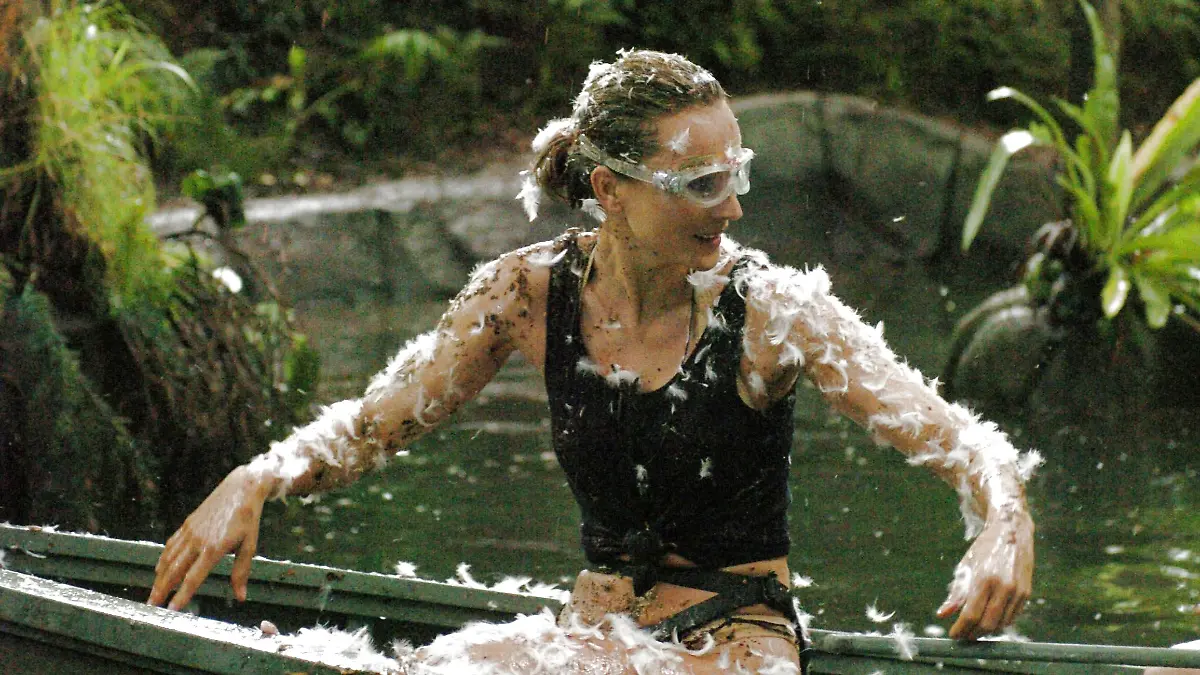 11. Dschungelprüfung: Caroline Beil muss zur "Höllischen Bootsfahrt" antreten. Zusammen mit Lisa Fitz muss sie in einem kleinen Boot nacheinander fünf Kisten ansteuern, die an einem Seil über dem Wasser hängen. Sobald Caroline unter einem Kastenboden steht, wir dieser geöffnet. Aus jeder Kiste fällt ein Stern, den Caroline fangen muss. Doch es sind nicht nur Sterne in den Kisten...