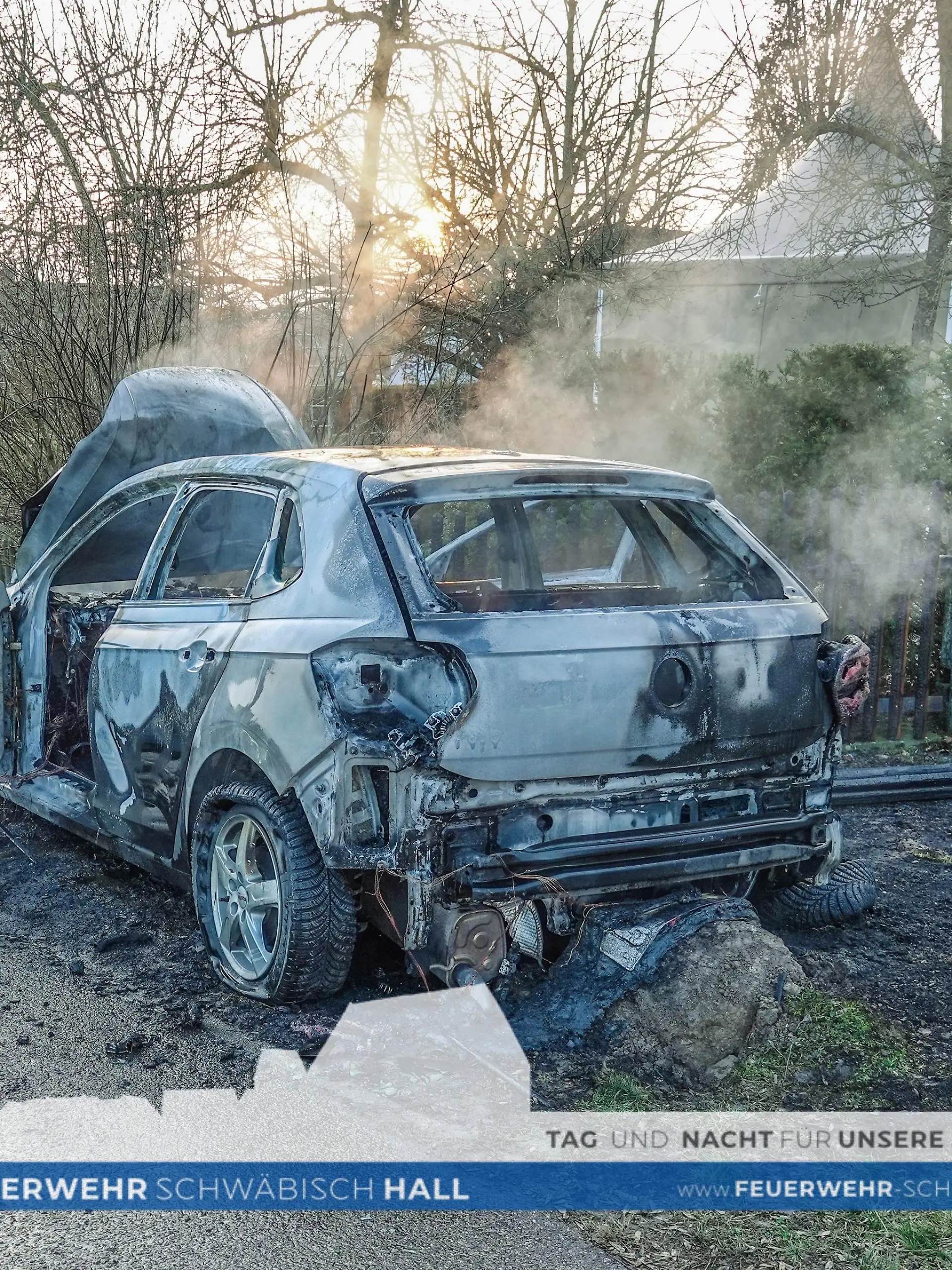 Bild zu: "Held rettet Frau aus brennendem Auto"