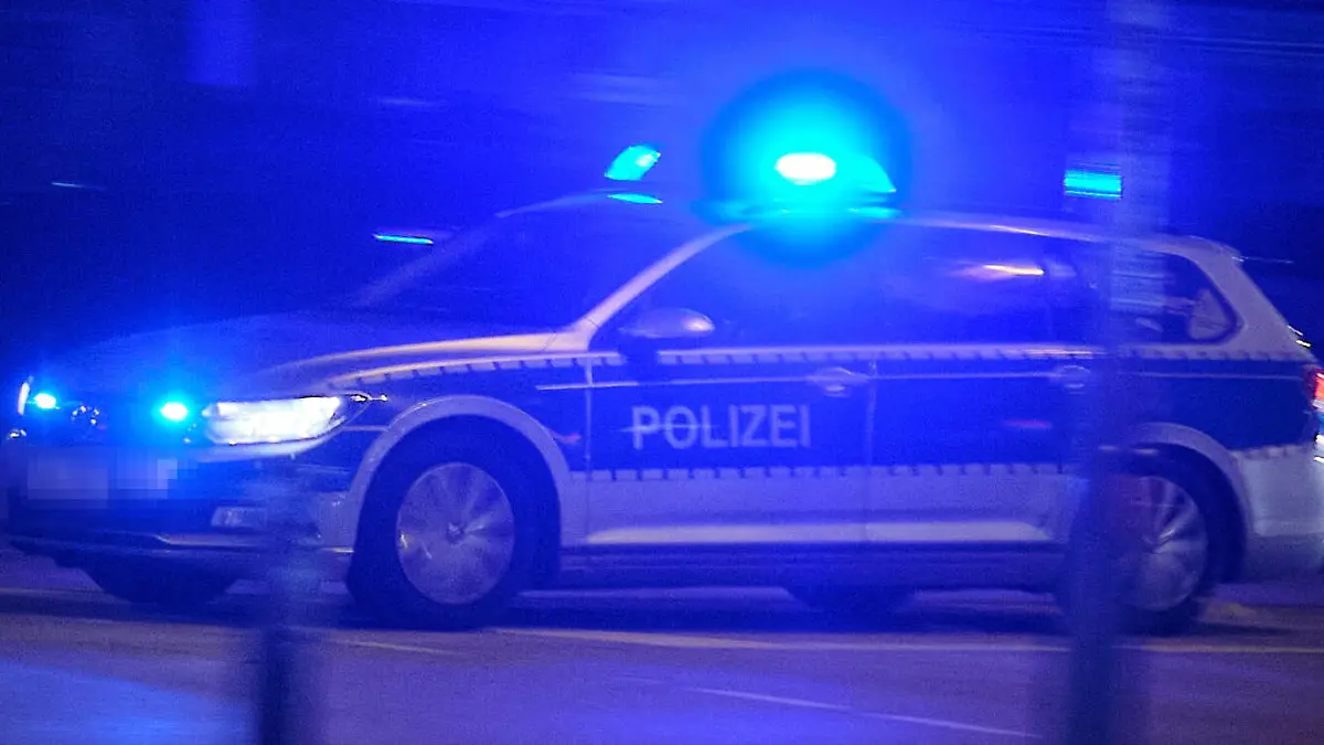 Hamburg, 31.10.2022 Ein Streifenwagen der Polizei ist in der dunklen Nacht mit Blaulicht in der Stadt unterwegs. Hamburg Deutschland *** Hamburg, 31 10 2022 A police patrol car is on the road in the dark night with blue lights in the city Hamburg Germany