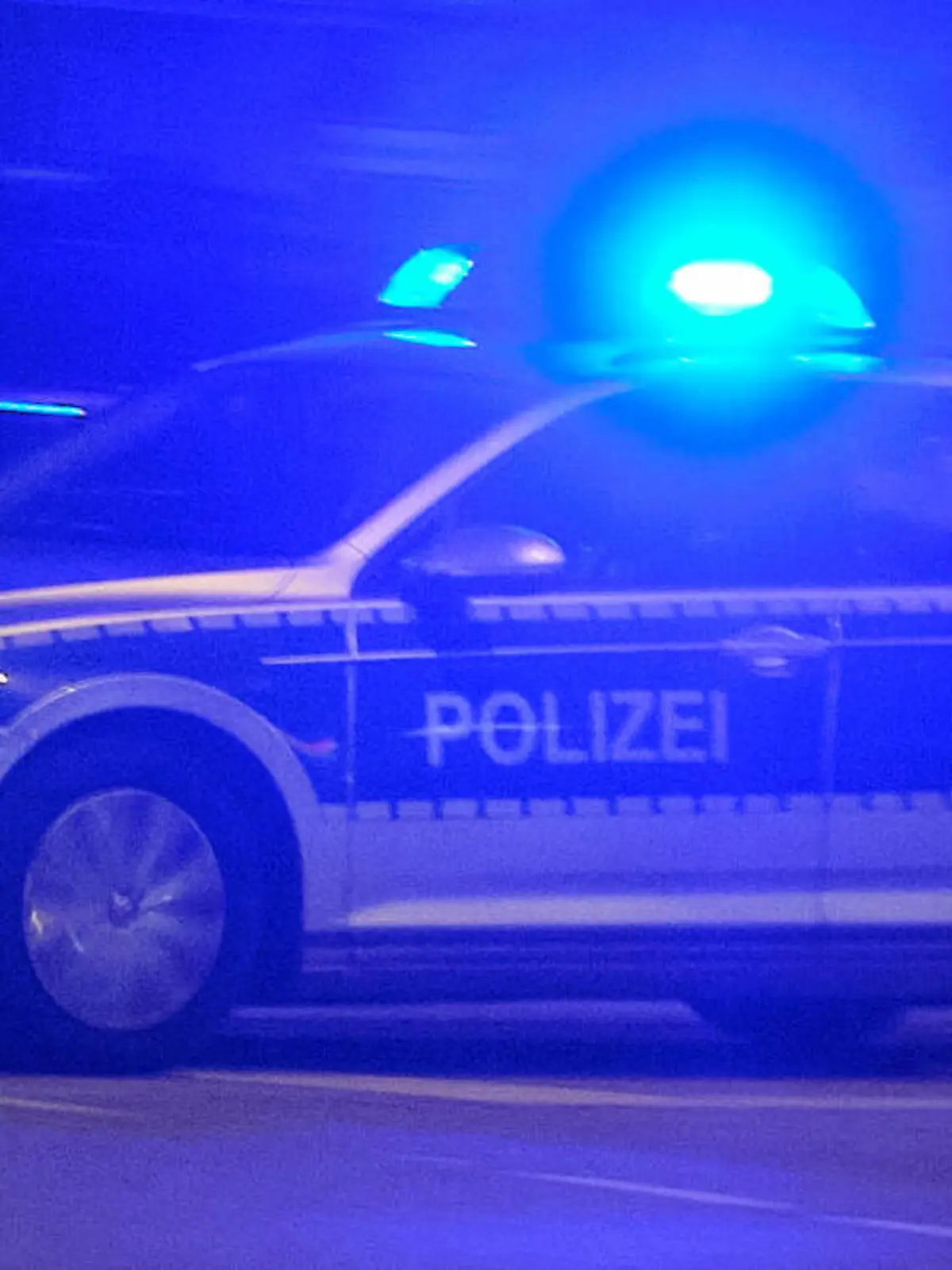  Hamburg, 31.10.2022 Ein Streifenwagen der Polizei ist in der dunklen Nacht mit Blaulicht in der Stadt unterwegs. Hamburg Deutschland *** Hamburg, 31 10 2022 A police patrol car is on the road in the dark night with blue lights in the city Hamburg Germany