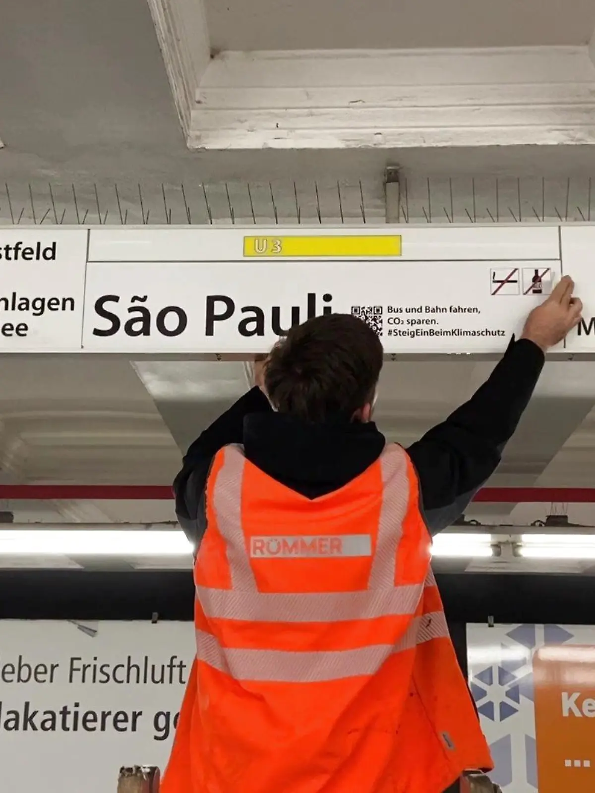 Aus der Bahnstation St. Pauli wird in Hamburg in der Nacht zu Montag São Pauli.