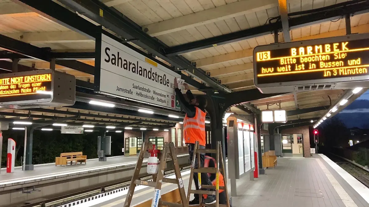 In Hamburg wurden viele Bahn- und Busstationen für zwei Tage umbenannt.