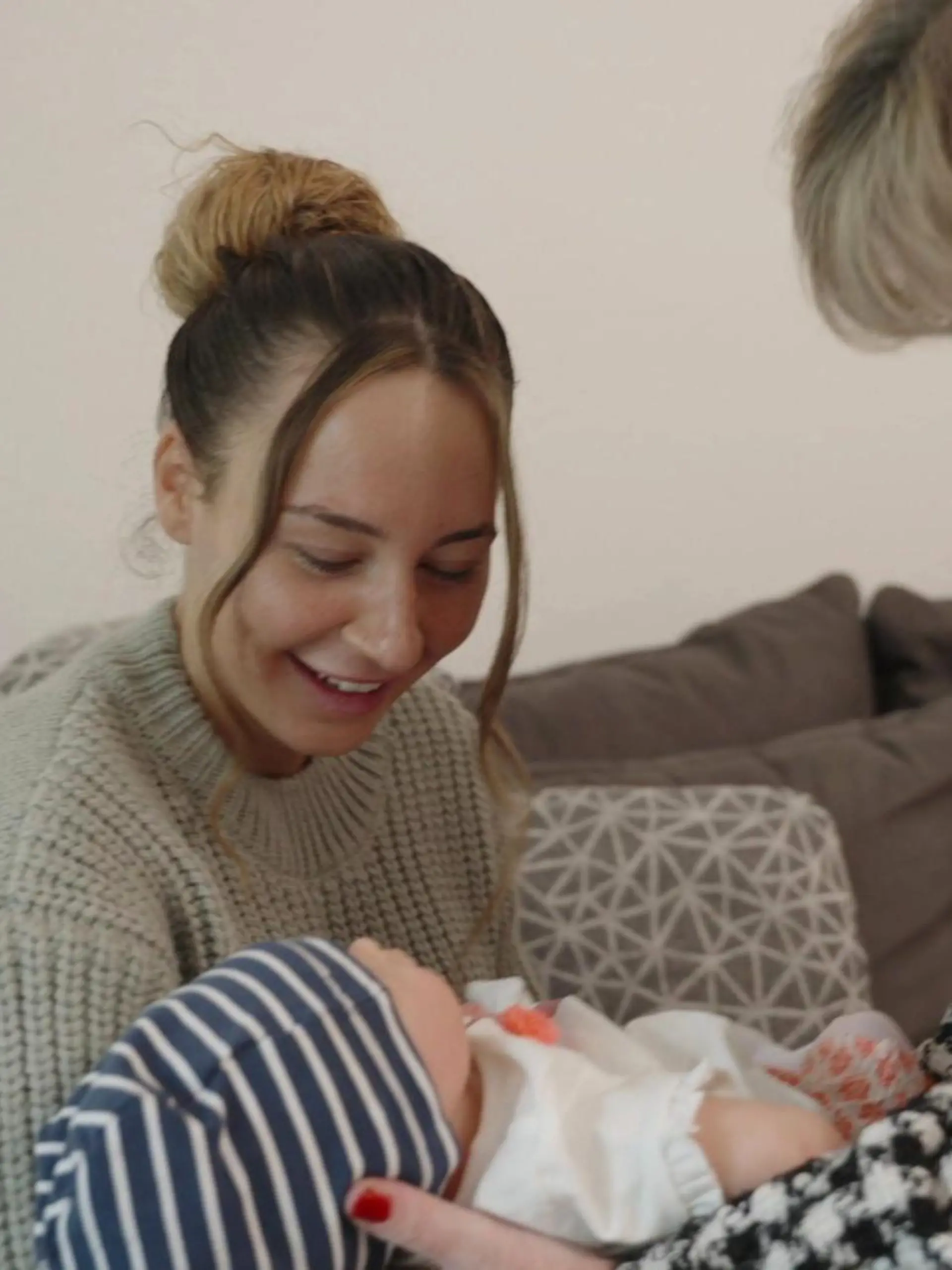 Alessia Herrens Tante hat sich etwas Besonderes überlegt: Die Schwangere soll sich schon mal an den Umgang mit einem Baby gewöhnen - und das geht am besten mit einer Puppe!