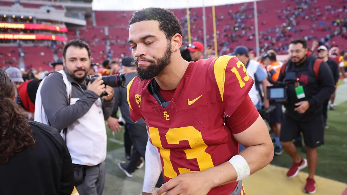 November 18, 2023, Los Angeles, California, USA: Southern California quarterback CALEB WILLIAMS 13 starts his walk towards the locker room after a NCAA, College League, USA football game between Southern California and UCLA at the Los Angeles Memorial Coliseum in Los Angeles, California. Los Angeles USA - ZUMAt158 20231118_zsp_t158_043 Copyright: xBrentonxTsex