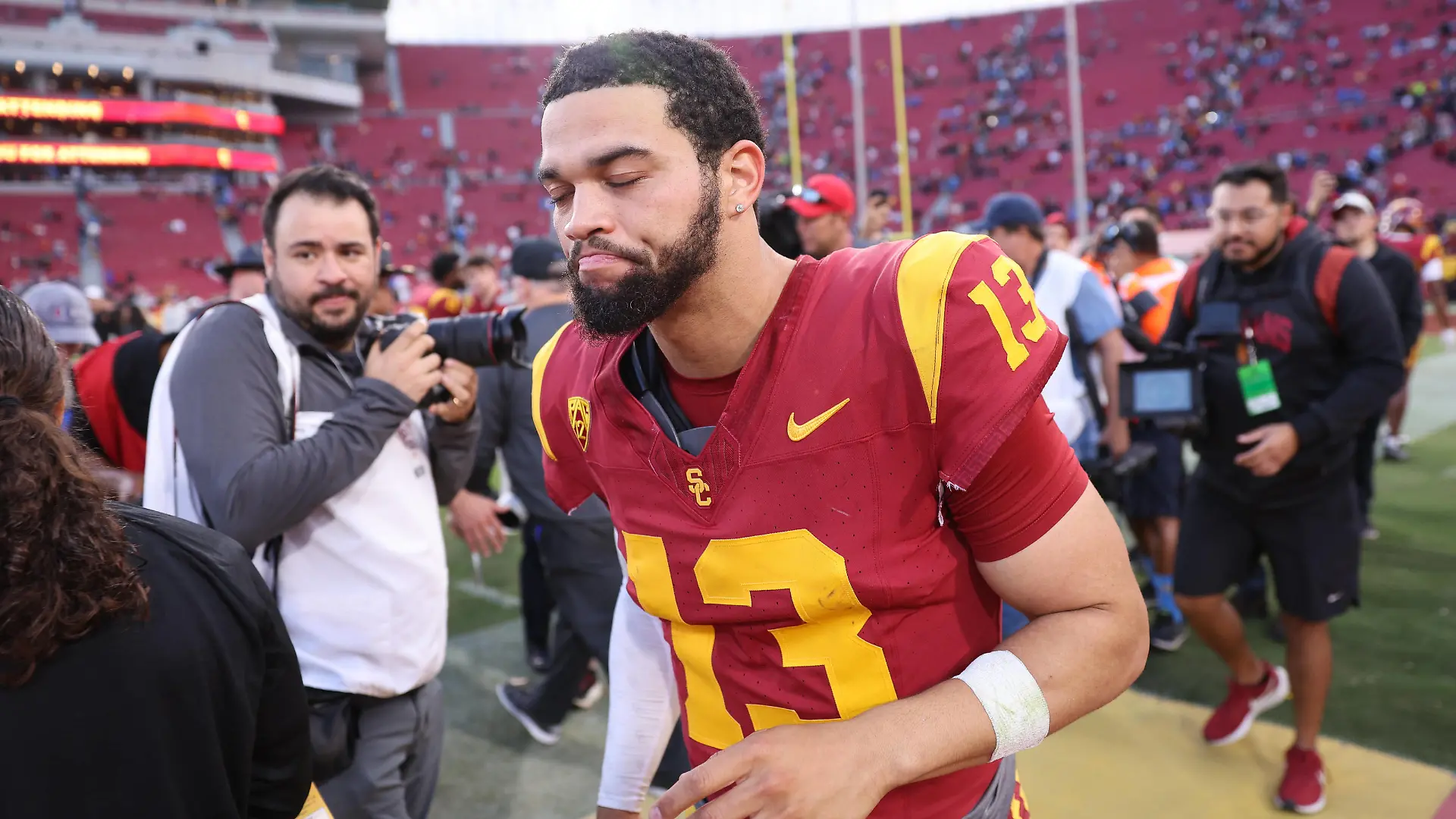 November 18, 2023, Los Angeles, California, USA: Southern California quarterback CALEB WILLIAMS 13 starts his walk towards the locker room after a NCAA, College League, USA football game between Southern California and UCLA at the Los Angeles Memorial Coliseum in Los Angeles, California. Los Angeles USA - ZUMAt158 20231118_zsp_t158_043 Copyright: xBrentonxTsex