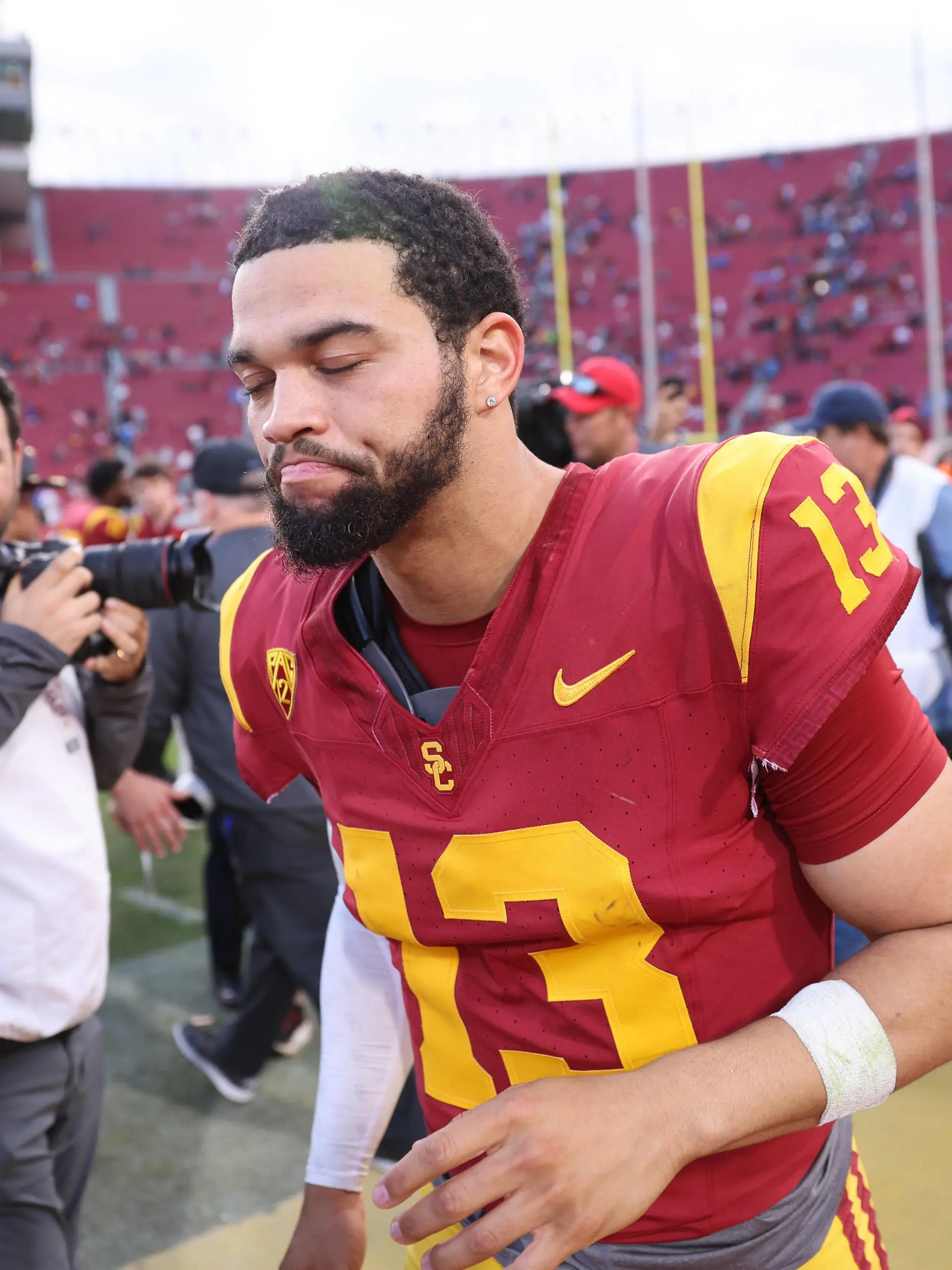 November 18, 2023, Los Angeles, California, USA: Southern California quarterback CALEB WILLIAMS 13 starts his walk towards the locker room after a NCAA, College League, USA football game between Southern California and UCLA at the Los Angeles Memorial Coliseum in Los Angeles, California. Los Angeles USA - ZUMAt158 20231118_zsp_t158_043 Copyright: xBrentonxTsex
