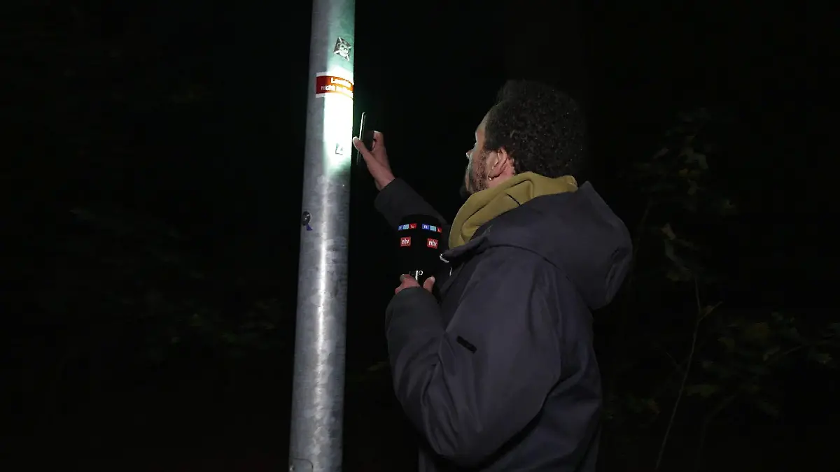 Behördenirrsinn in Hamburger Park bringt kein Licht ins Dunkel - dabei stehen die Laternen schon.